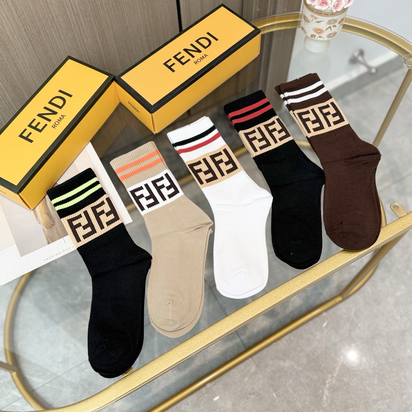 配包装【一盒五双】FENDI · 芬迪❗️大F新品高筒袜子❗️超级经典的双F标志，纯棉材质制造，透气舒适
