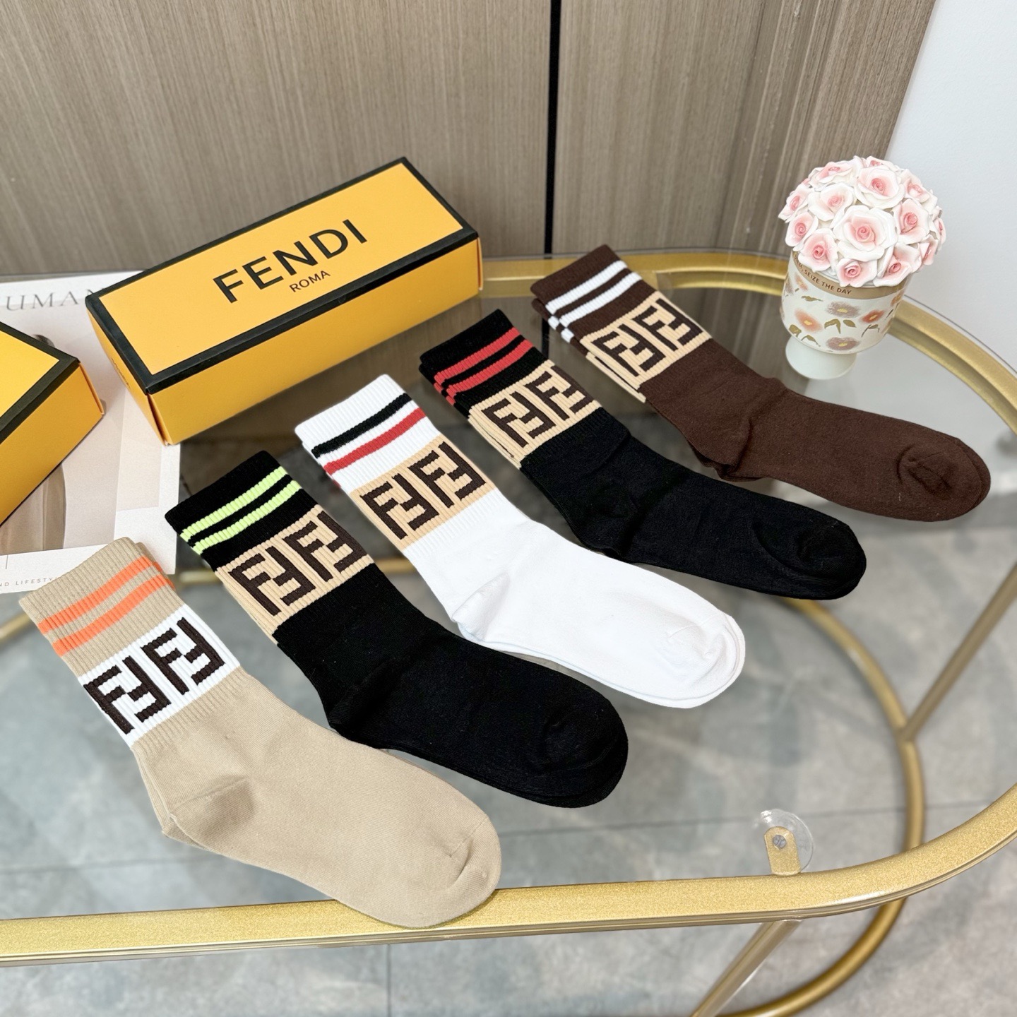 配包装【一盒五双】FENDI · 芬迪❗️大F新品高筒袜子❗️超级经典的双F标志，纯棉材质制造，透气舒适