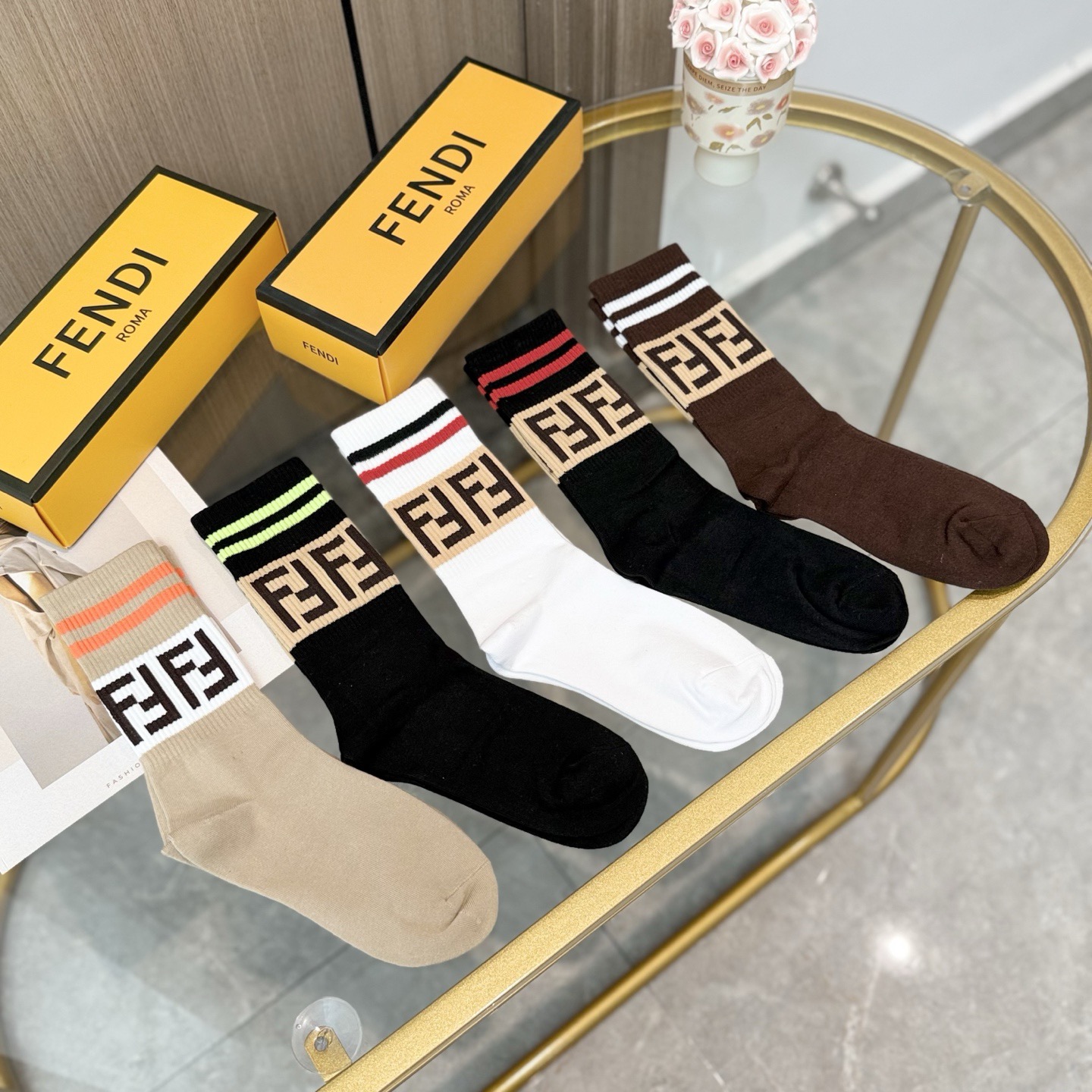 配包装【一盒五双】FENDI · 芬迪❗️大F新品高筒袜子❗️超级经典的双F标志，纯棉材质制造，透气舒适