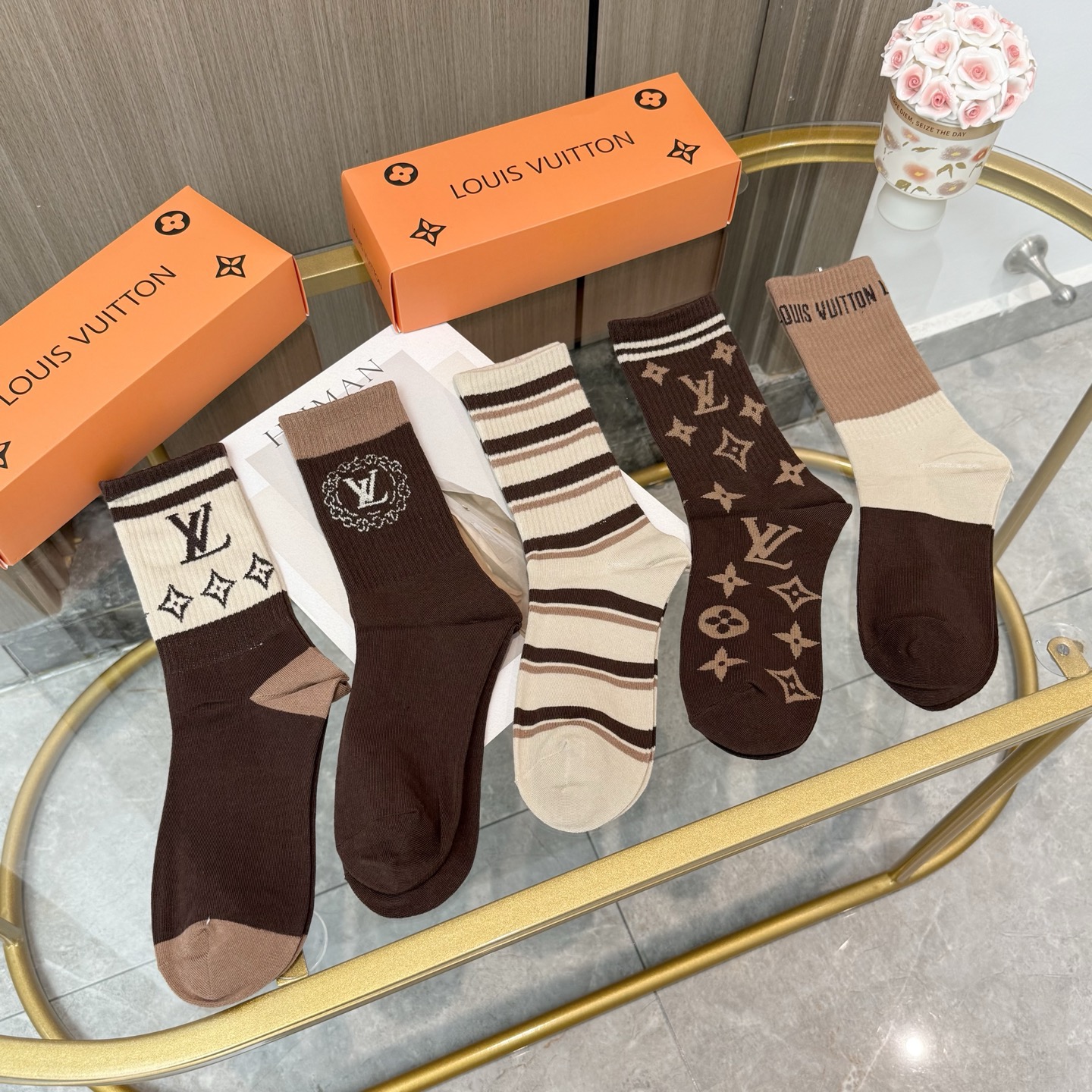 配包装【一盒五双】🌟LV 路易威登 爆款 长筒袜🌟高版本 ～好看到爆炸 欧美大牌长筒袜🔥🌟潮人必不能少的