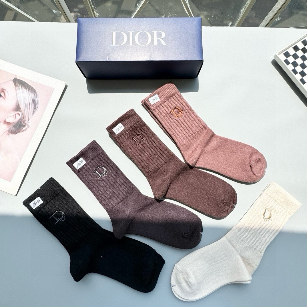 配包装【一盒五双】DIOR 迪奥高版本 ～好看到爆炸 Dior 袜子🔥刺绣羊绒袜，超软糯🔥🔥潮人必不能少