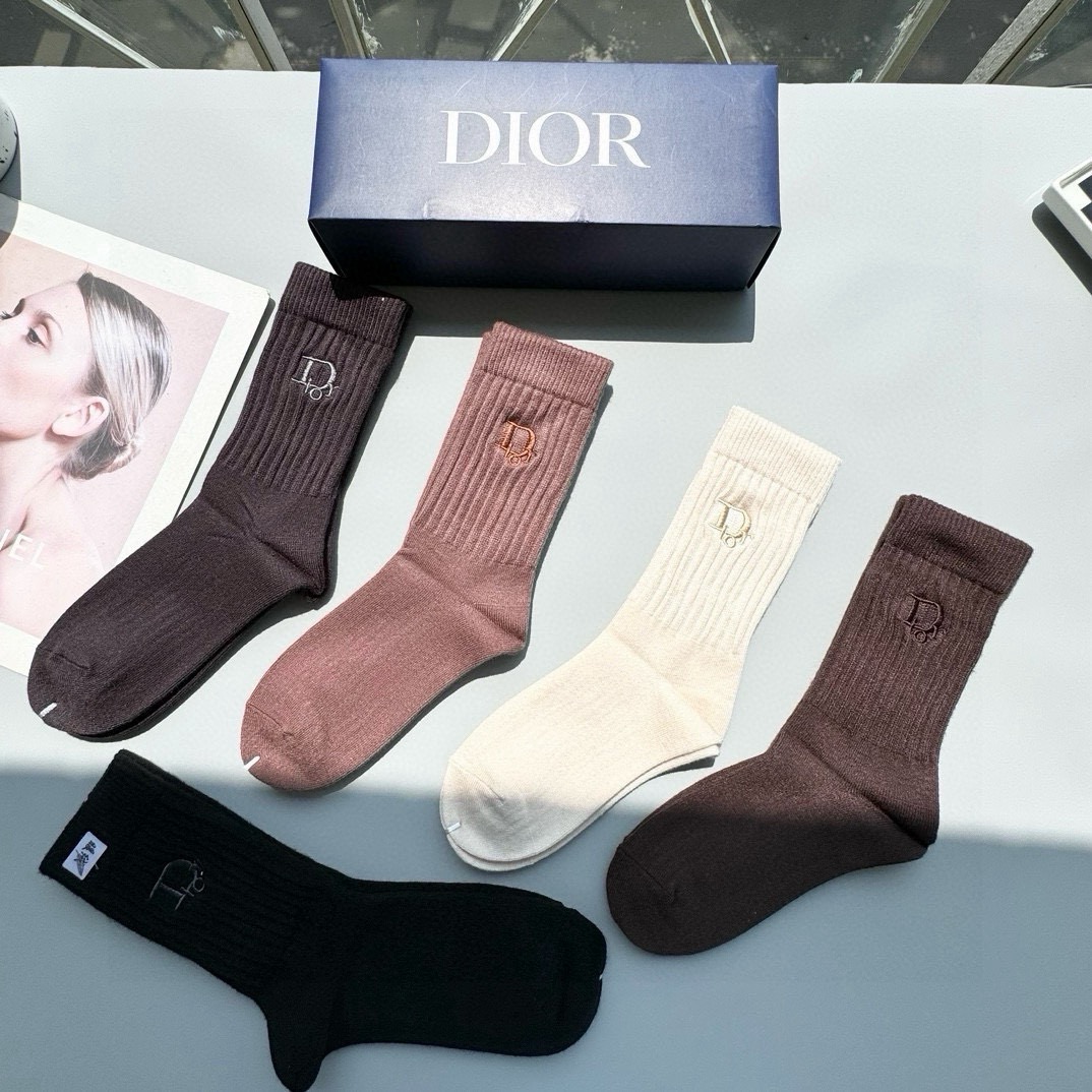 配包装【一盒五双】DIOR 迪奥高版本 ～好看到爆炸 Dior 袜子🔥刺绣羊绒袜，超软糯🔥🔥潮人必不能少
