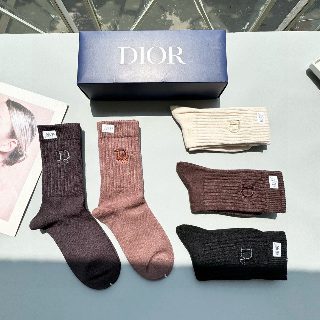 配包装【一盒五双】DIOR 迪奥高版本 ～好看到爆炸 Dior 袜子🔥刺绣羊绒袜，超软糯🔥🔥潮人必不能少