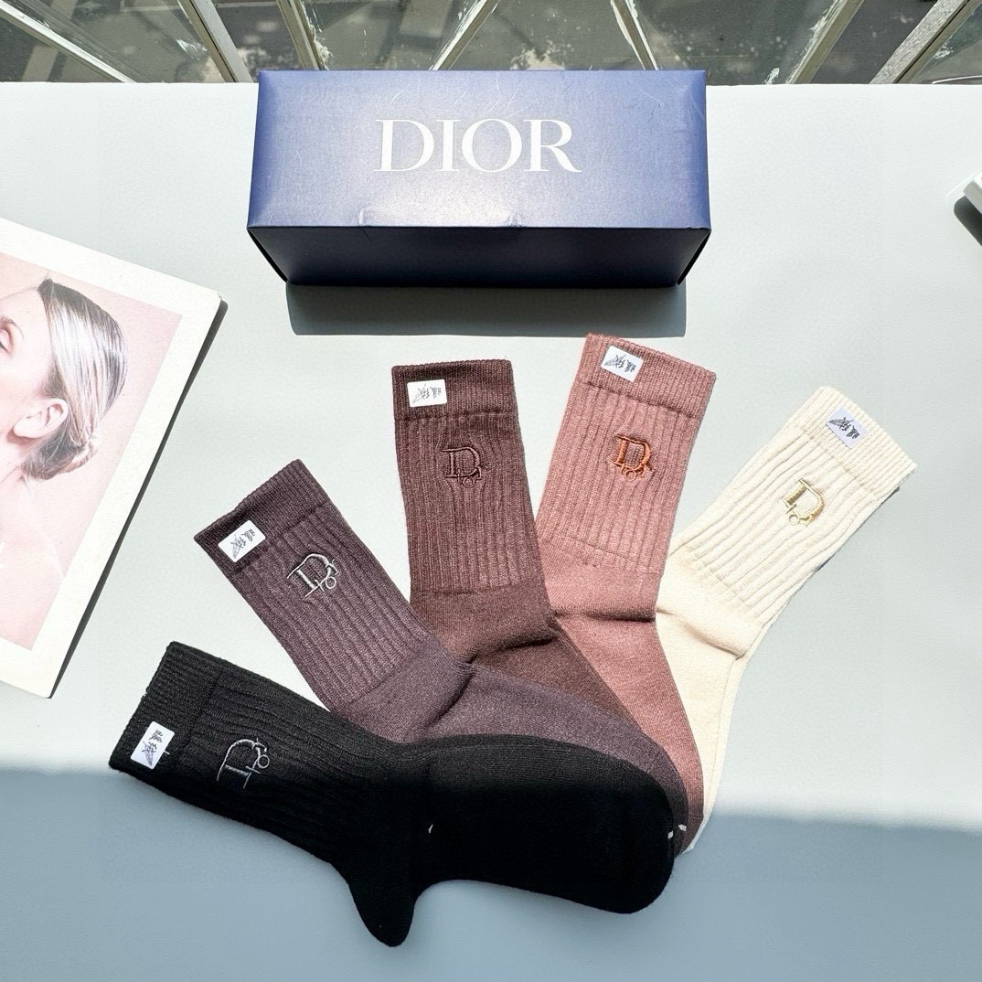 配包装【一盒五双】DIOR 迪奥高版本 ～好看到爆炸 Dior 袜子🔥刺绣羊绒袜，超软糯🔥🔥潮人必不能少