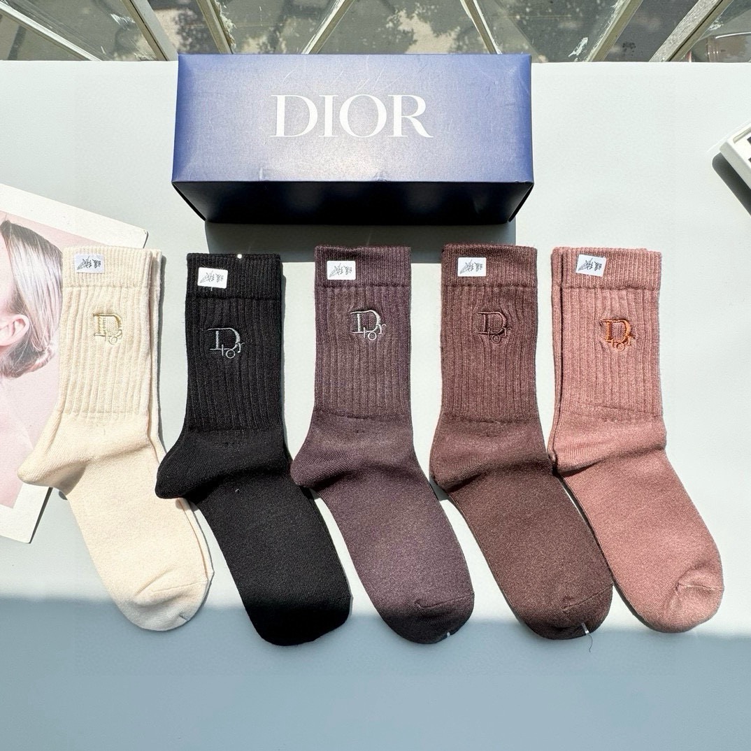 配包装【一盒五双】DIOR 迪奥高版本 ～好看到爆炸 Dior 袜子🔥刺绣羊绒袜，超软糯🔥🔥潮人必不能少