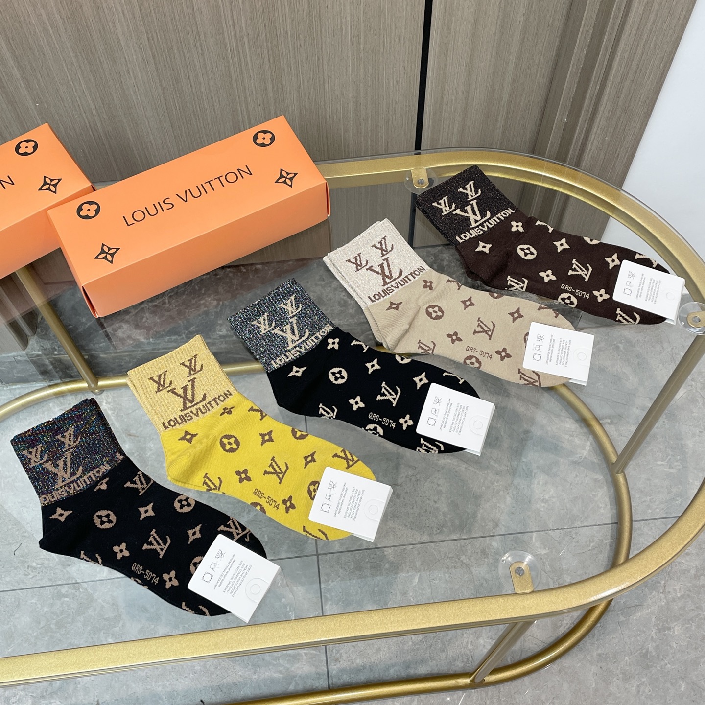 配包装【一盒五双】🌟LV 路易威登 爆款 中筒袜🌟高版本 ～好看到爆炸 欧美大牌中筒袜🔥🌟潮人必不能少的