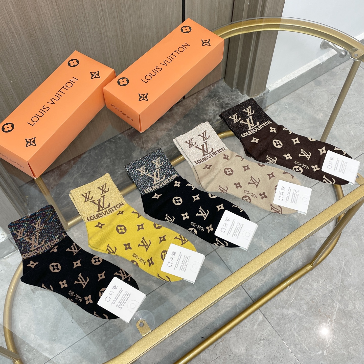 配包装【一盒五双】🌟LV 路易威登 爆款 中筒袜🌟高版本 ～好看到爆炸 欧美大牌中筒袜🔥🌟潮人必不能少的