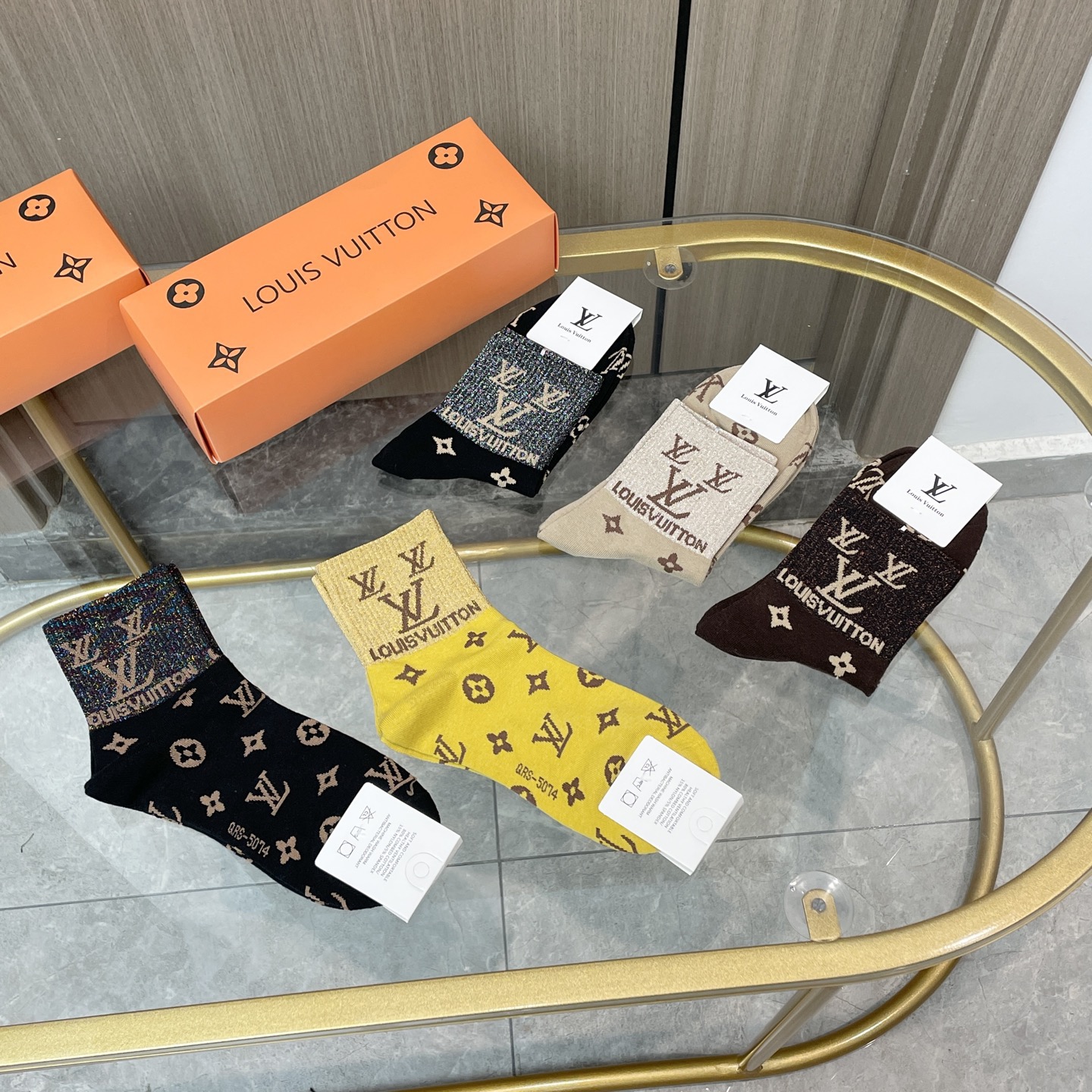 配包装【一盒五双】🌟LV 路易威登 爆款 中筒袜🌟高版本 ～好看到爆炸 欧美大牌中筒袜🔥🌟潮人必不能少的