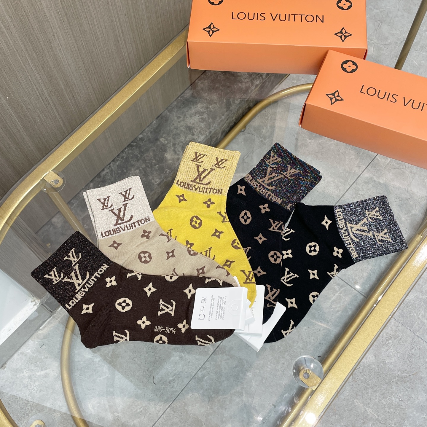 配包装【一盒五双】🌟LV 路易威登 爆款 中筒袜🌟高版本 ～好看到爆炸 欧美大牌中筒袜🔥🌟潮人必不能少的