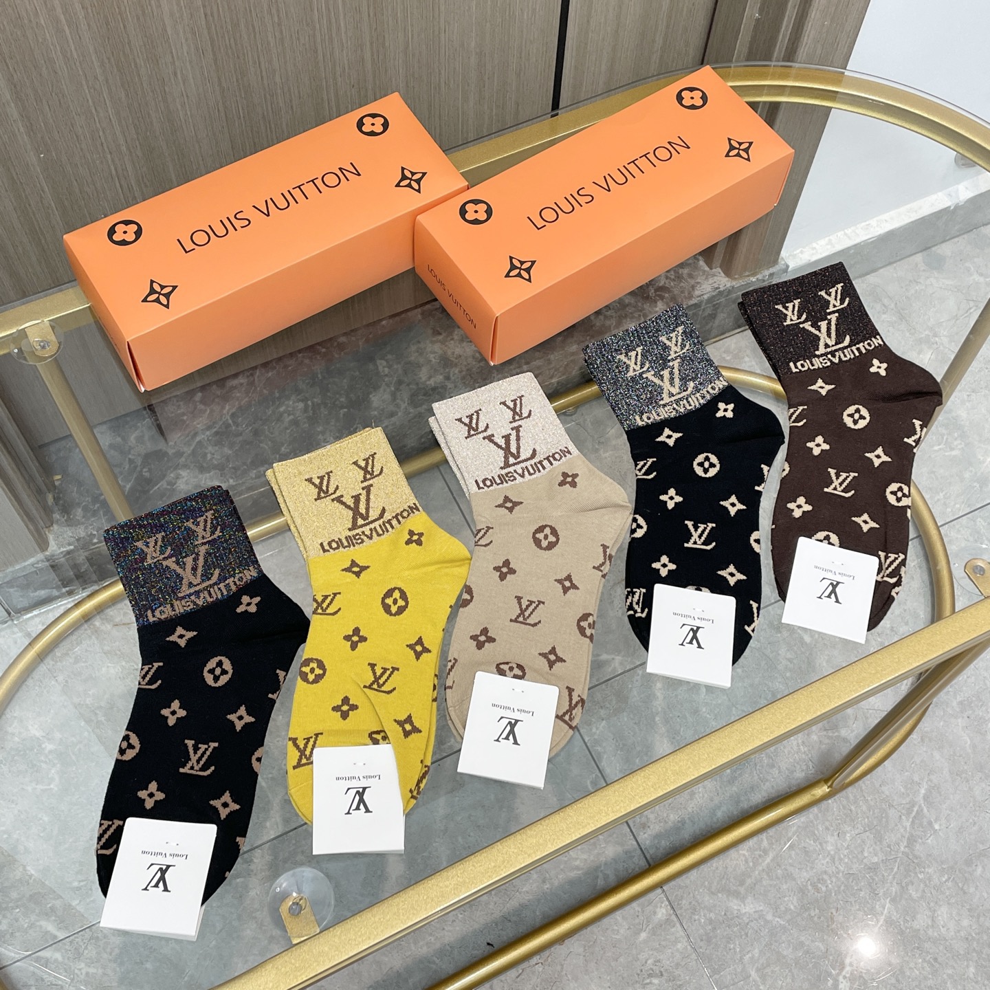 配包装【一盒五双】🌟LV 路易威登 爆款 中筒袜🌟高版本 ～好看到爆炸 欧美大牌中筒袜🔥🌟潮人必不能少的
