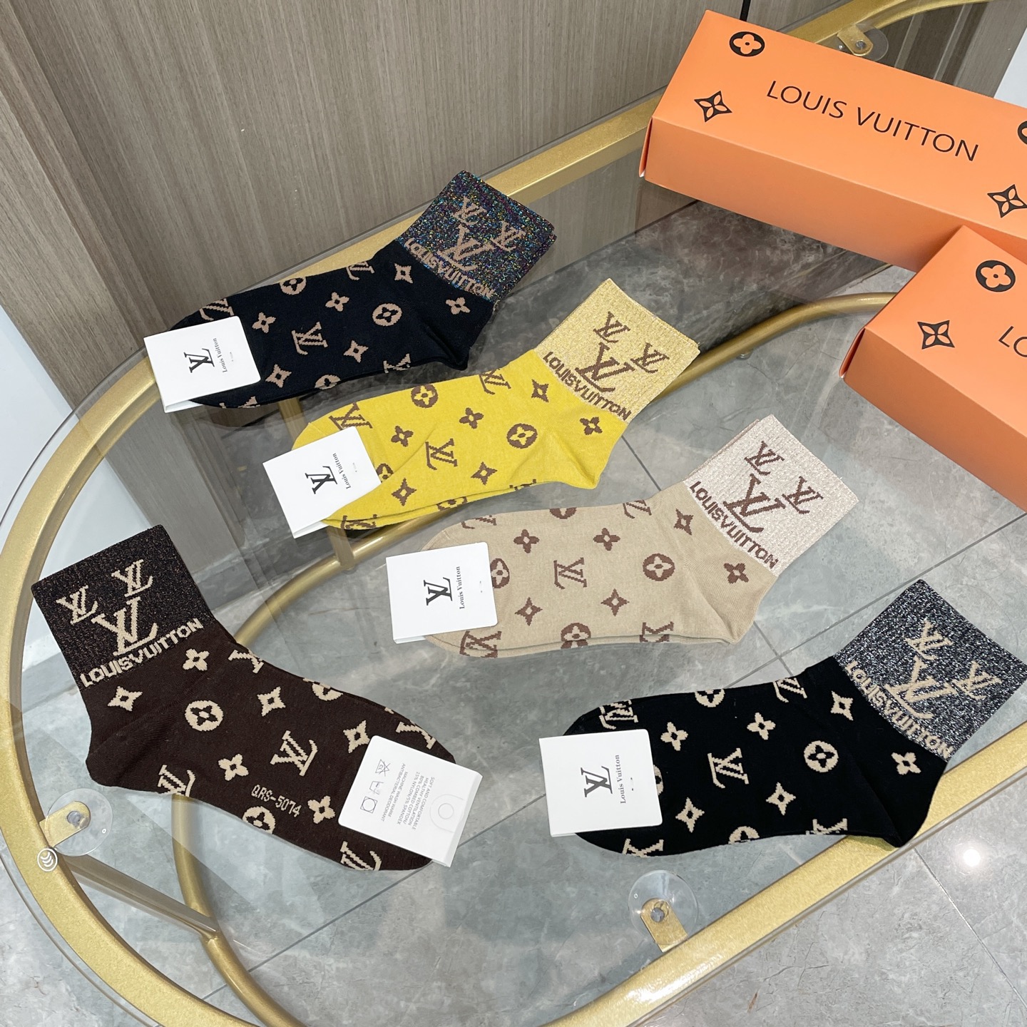 配包装【一盒五双】🌟LV 路易威登 爆款 中筒袜🌟高版本 ～好看到爆炸 欧美大牌中筒袜🔥🌟潮人必不能少的