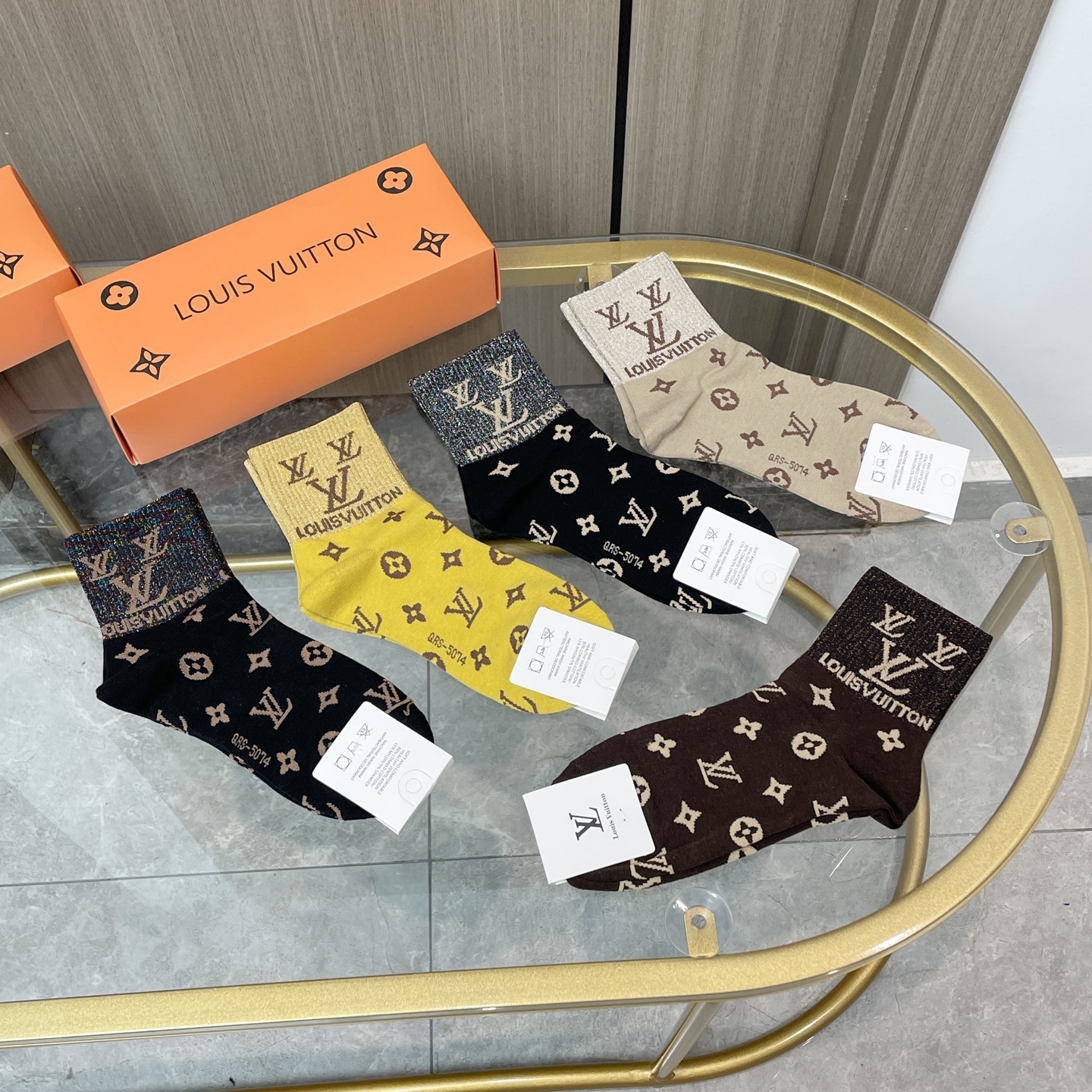 配包装【一盒五双】🌟LV 路易威登 爆款 中筒袜🌟高版本 ～好看到爆炸 欧美大牌中筒袜🔥🌟潮人必不能少的