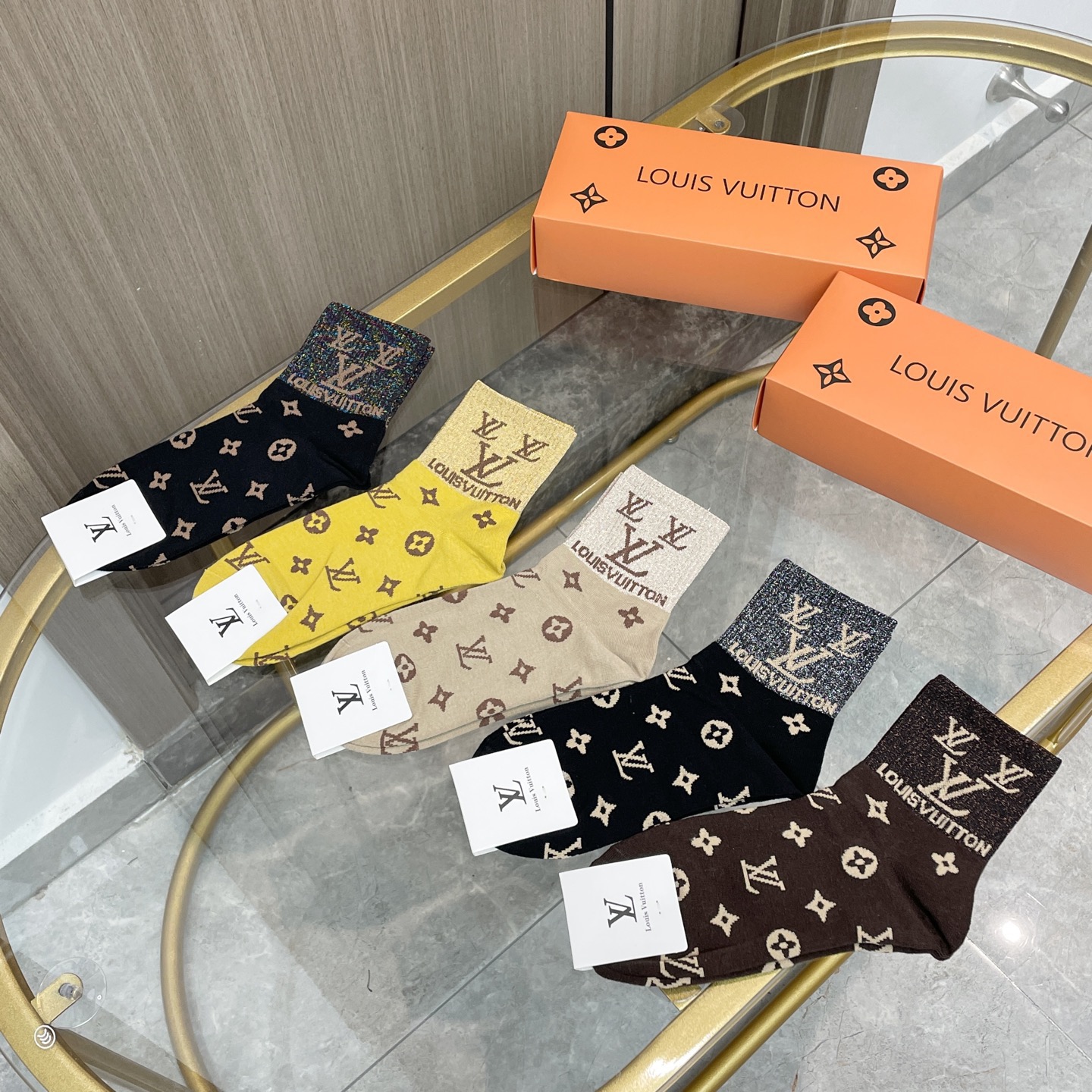 配包装【一盒五双】🌟LV 路易威登 爆款 中筒袜🌟高版本 ～好看到爆炸 欧美大牌中筒袜🔥🌟潮人必不能少的