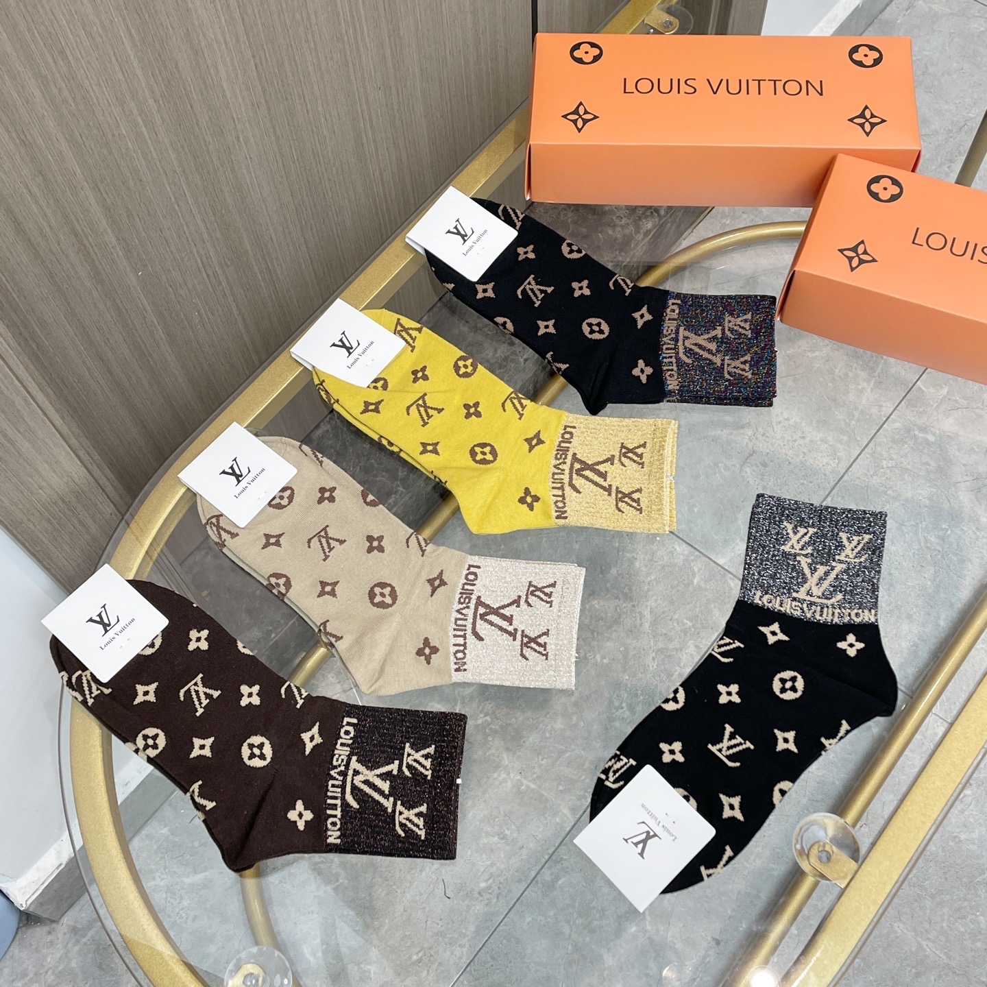 配包装【一盒五双】🌟LV 路易威登 爆款 中筒袜🌟高版本 ～好看到爆炸 欧美大牌中筒袜🔥🌟潮人必不能少的