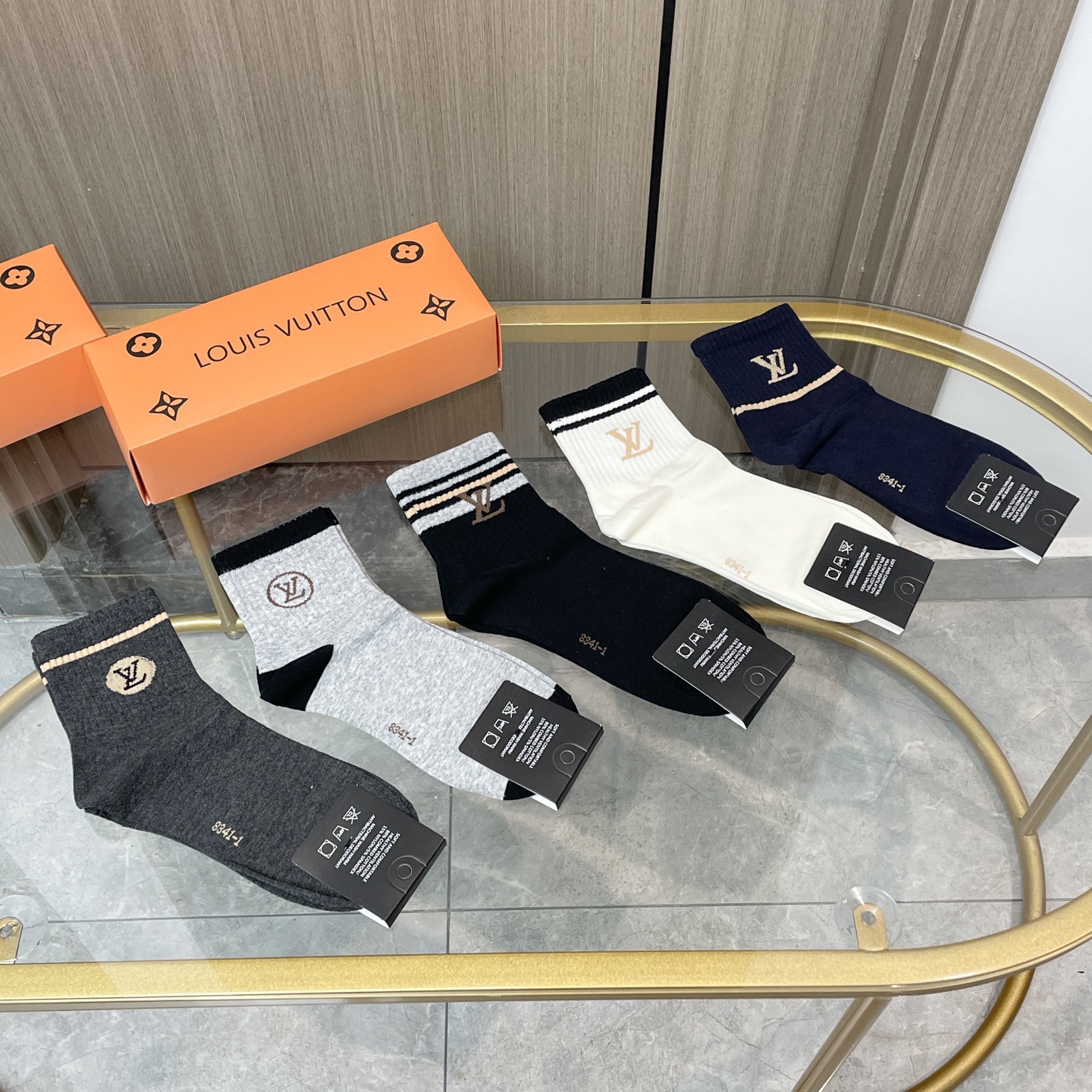 配包装【一盒五双】🌟LV 路易威登 爆款 中筒袜🌟高版本 ～好看到爆炸 欧美大牌中筒袜🔥🌟潮人必不能少的
