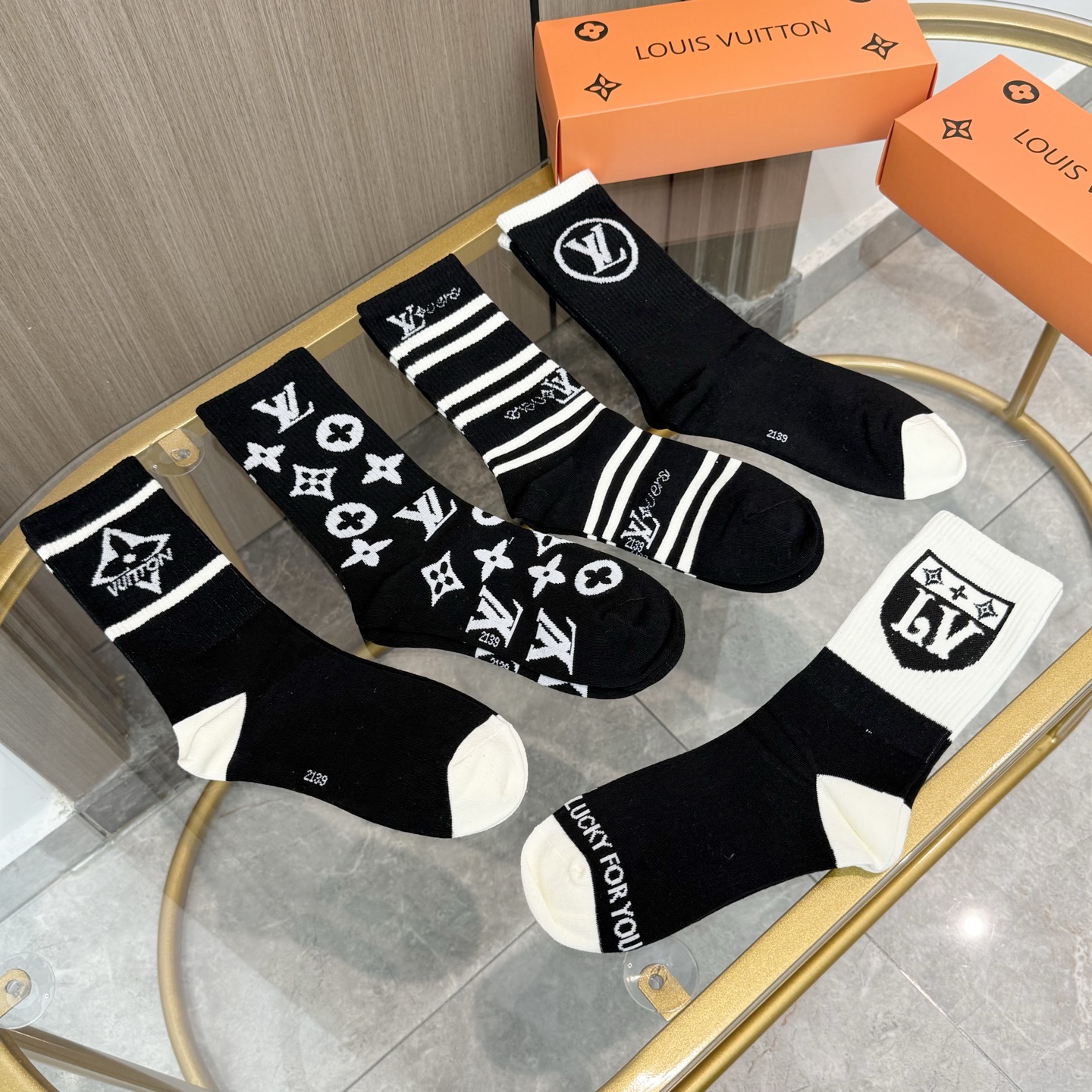 配包装【一盒五双】🌟LV 路易威登 爆款 长筒袜🌟高版本 ～好看到爆炸 欧美大牌长筒袜🔥🌟潮人必不能少的