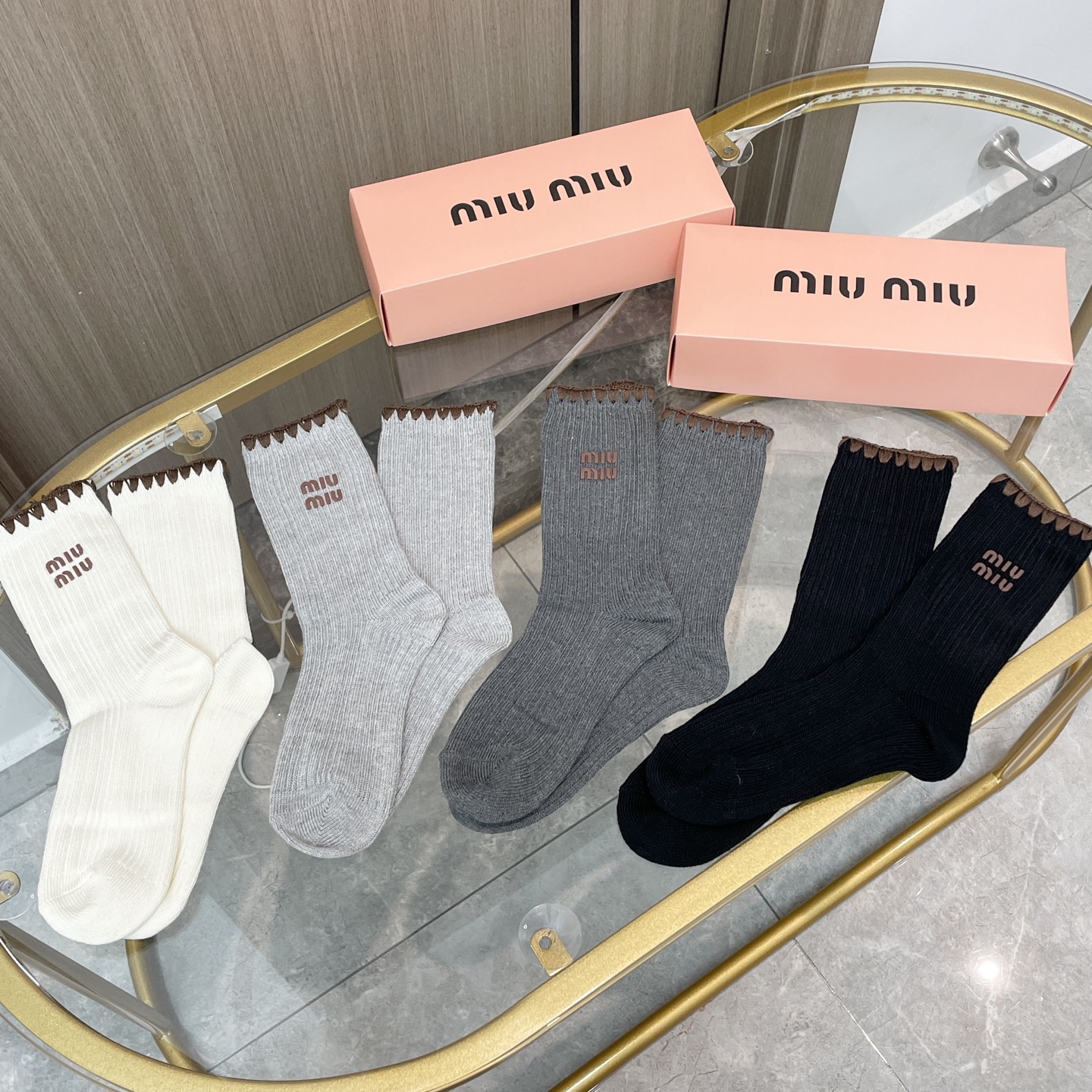 配包装【一盒四双】miumiu · 缪缪❗️高品质🔥超级爆款网红袜子❗️miu家官网同步饰品字母中筒袜，