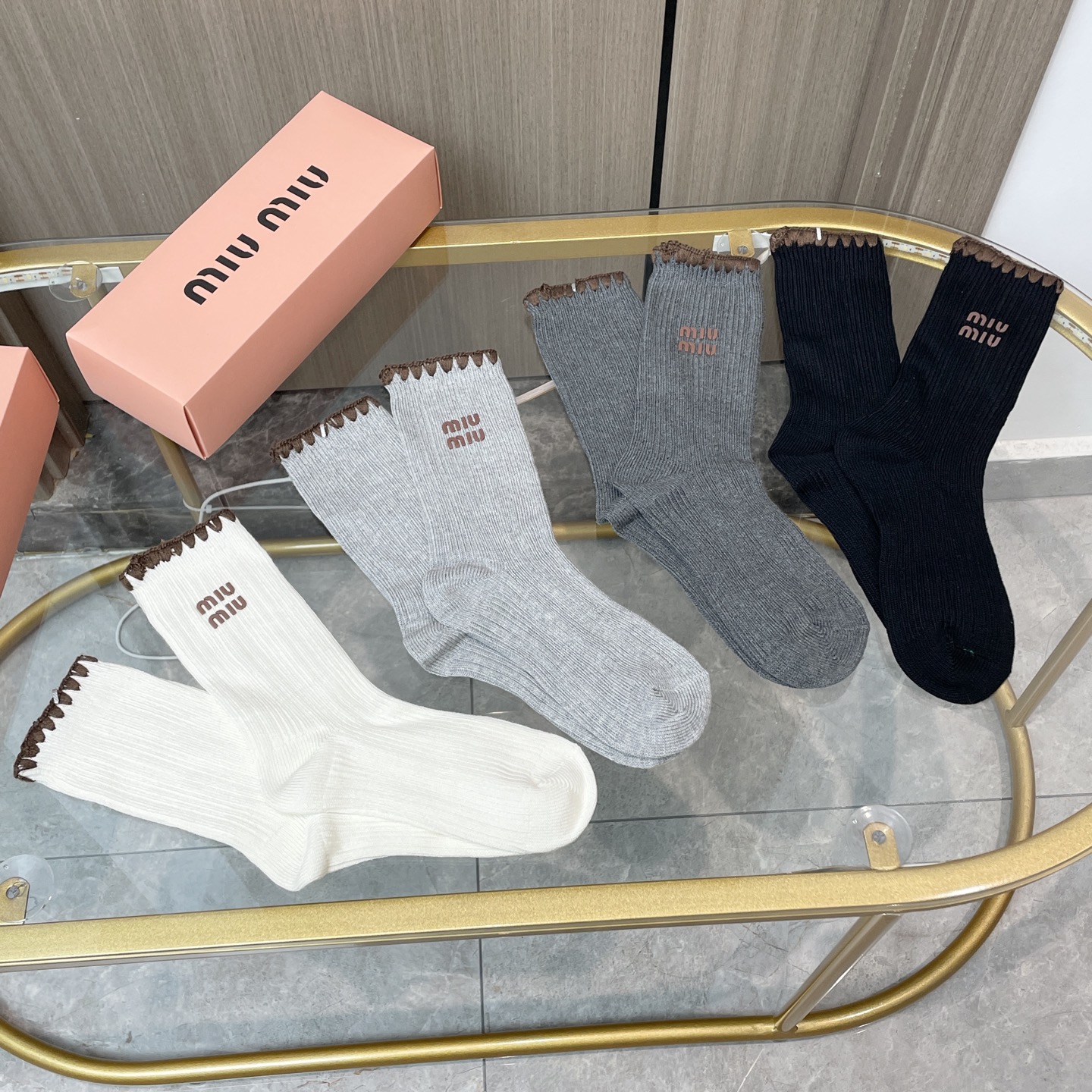 配包装【一盒四双】miumiu · 缪缪❗️高品质🔥超级爆款网红袜子❗️miu家官网同步饰品字母中筒袜，