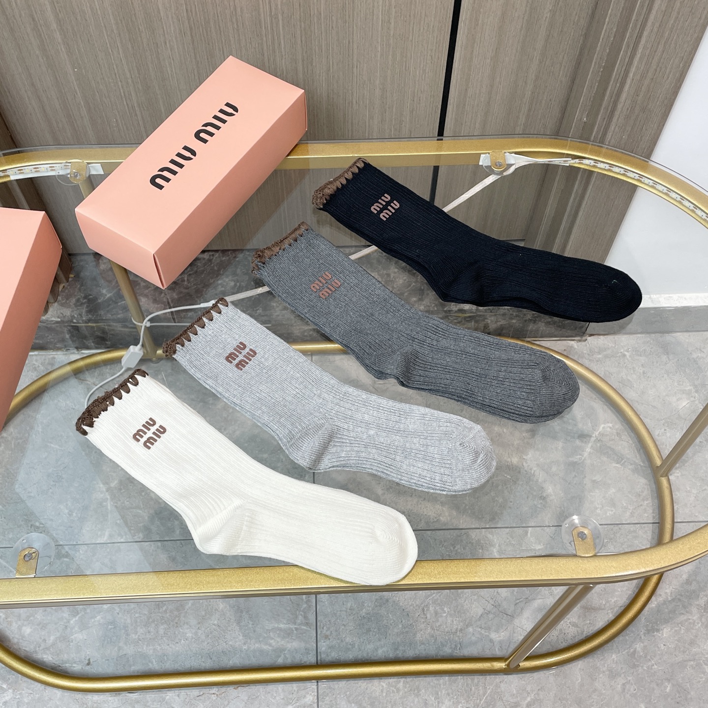 配包装【一盒四双】miumiu · 缪缪❗️高品质🔥超级爆款网红袜子❗️miu家官网同步饰品字母中筒袜，