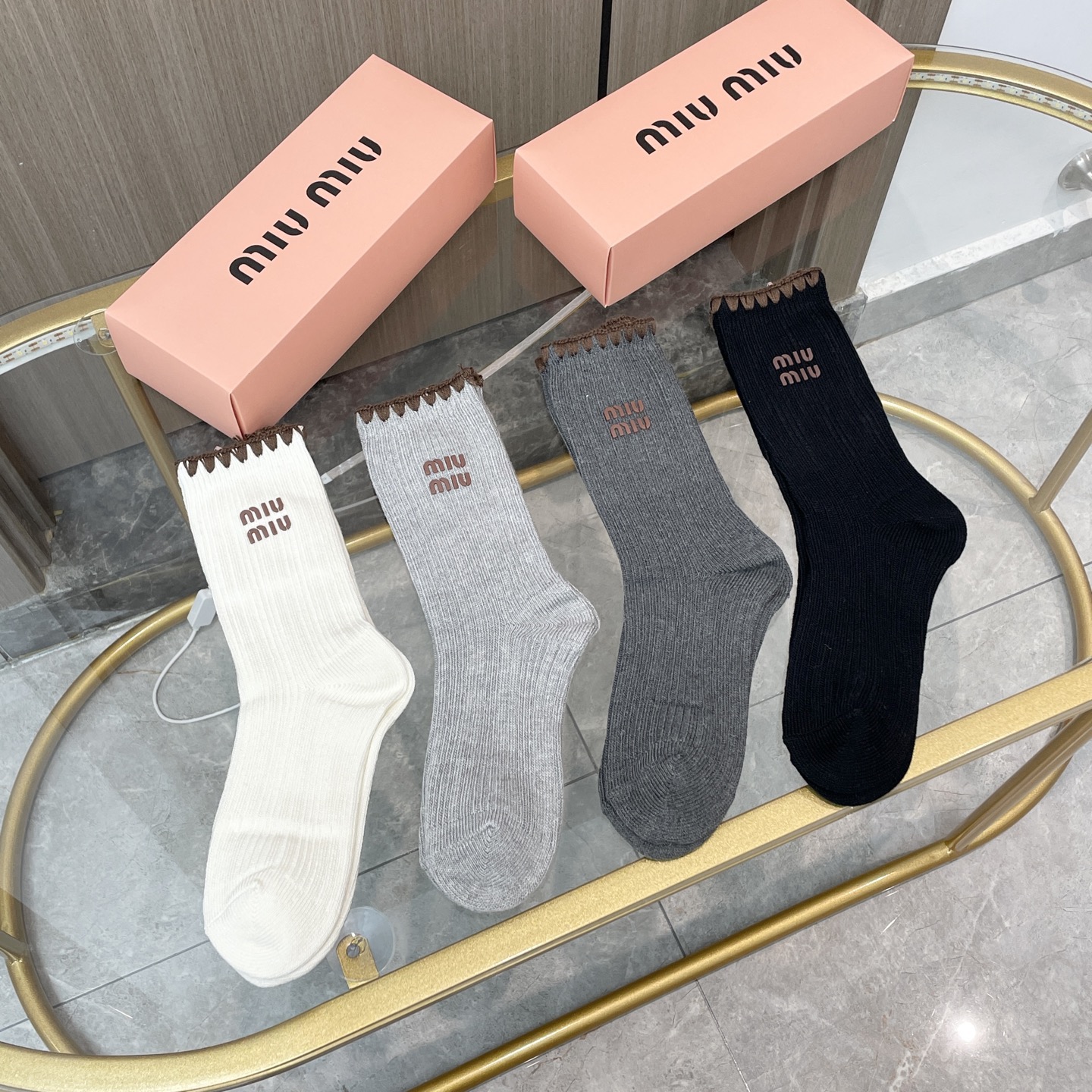 配包装【一盒四双】miumiu · 缪缪❗️高品质🔥超级爆款网红袜子❗️miu家官网同步饰品字母中筒袜，
