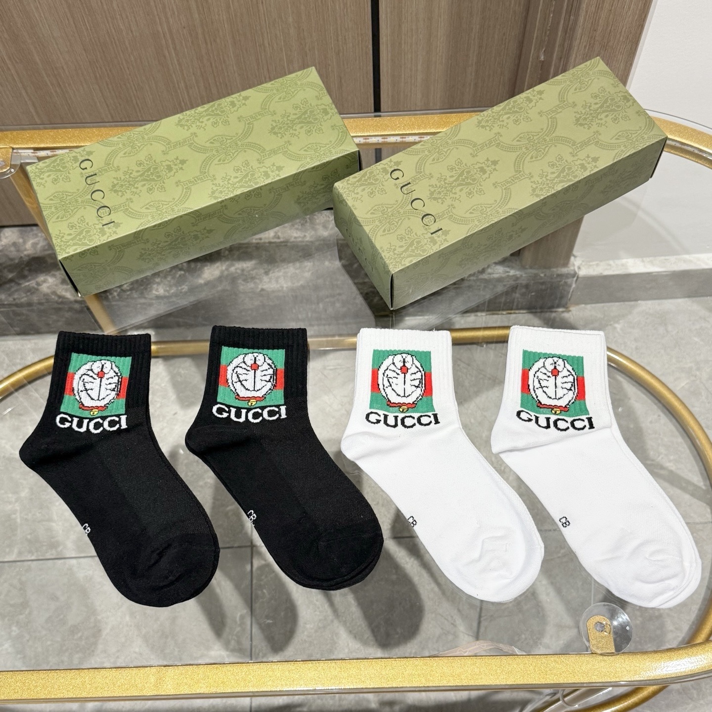 配送包装【一盒四双】 古奇gucci专柜新款男女款中筒袜子❗️专柜同步上新，超柔软舒适，专柜爆款GG系列