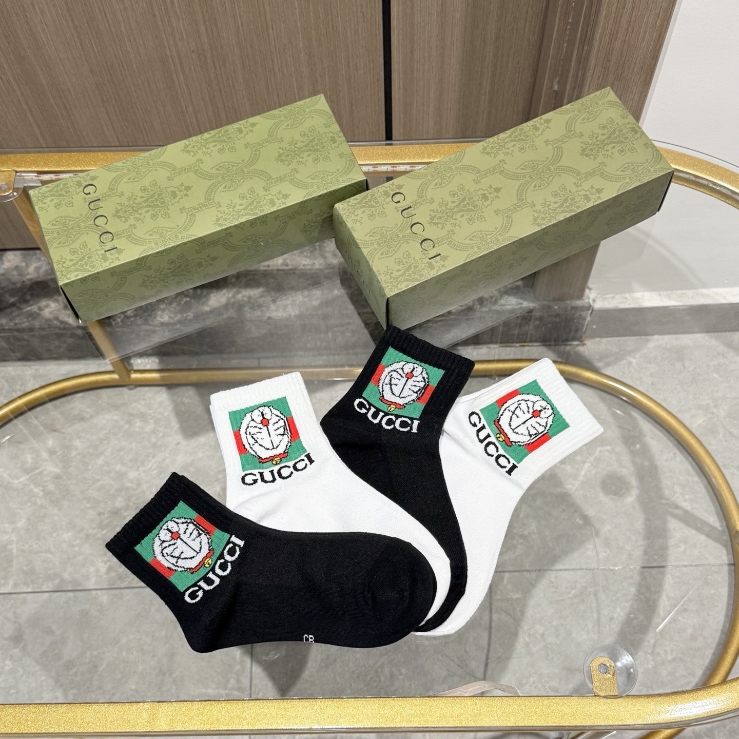 配送包装【一盒四双】 古奇gucci专柜新款男女款中筒袜子❗️专柜同步上新，超柔软舒适，专柜爆款GG系列