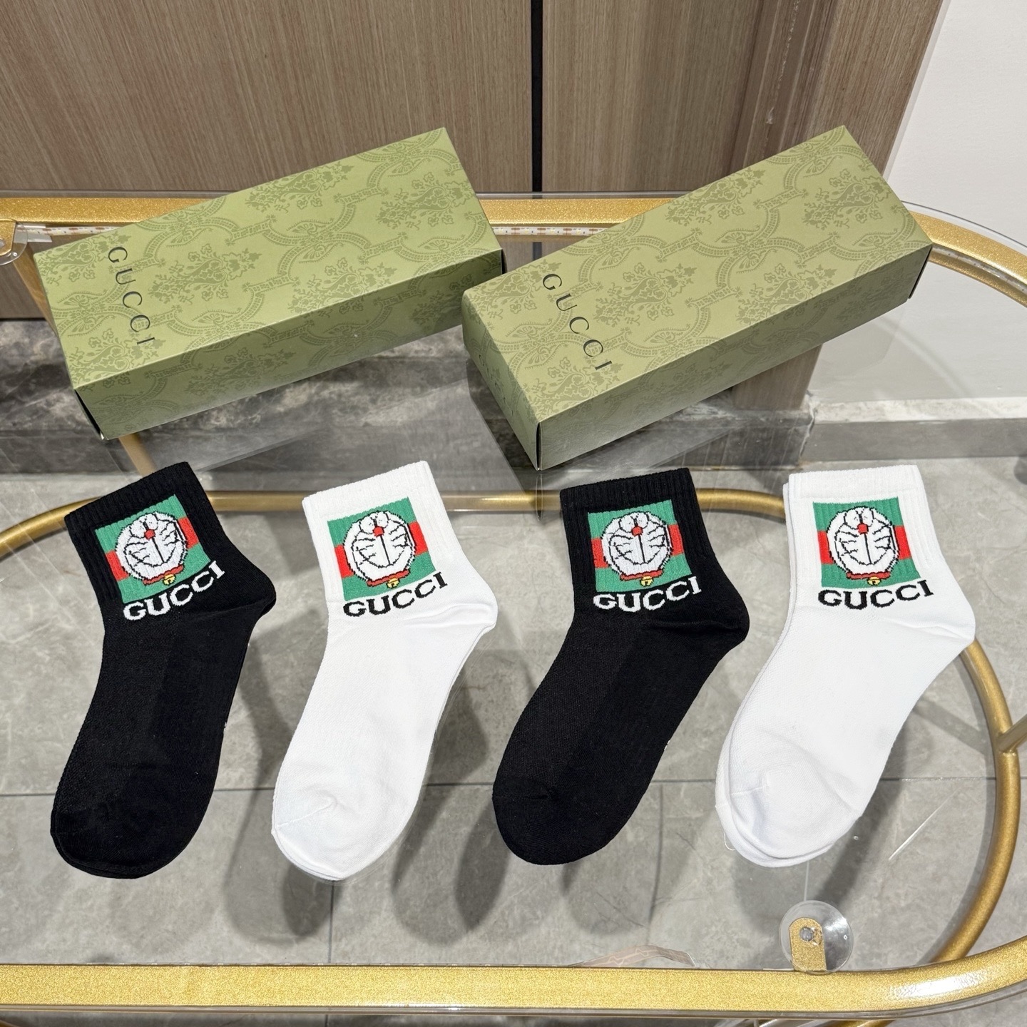 配送包装【一盒四双】 古奇gucci专柜新款男女款中筒袜子❗️专柜同步上新，超柔软舒适，专柜爆款GG系列