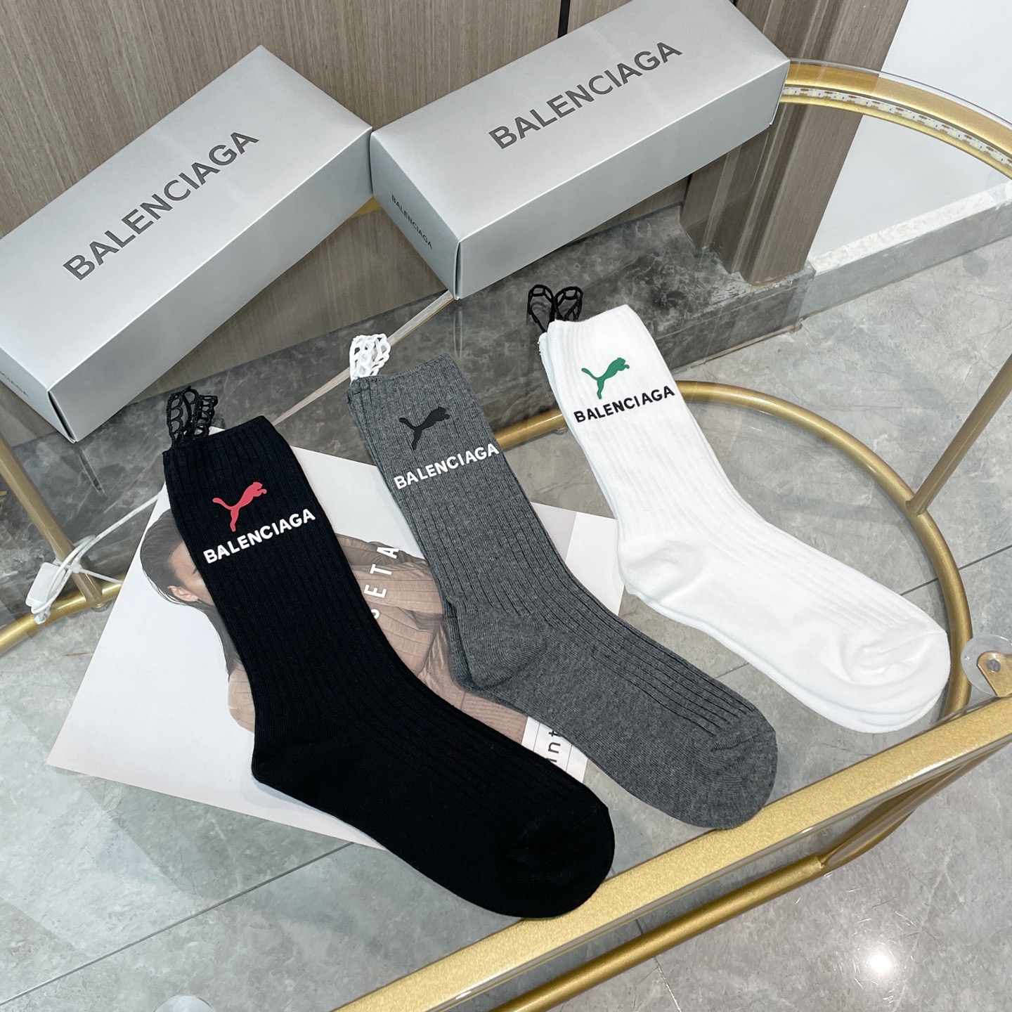配包装【一盒三双】BALENCIAGA · 巴黎世家 ❗️超级爆款网红袜子 巴黎家官网同步硅胶字母小腿袜