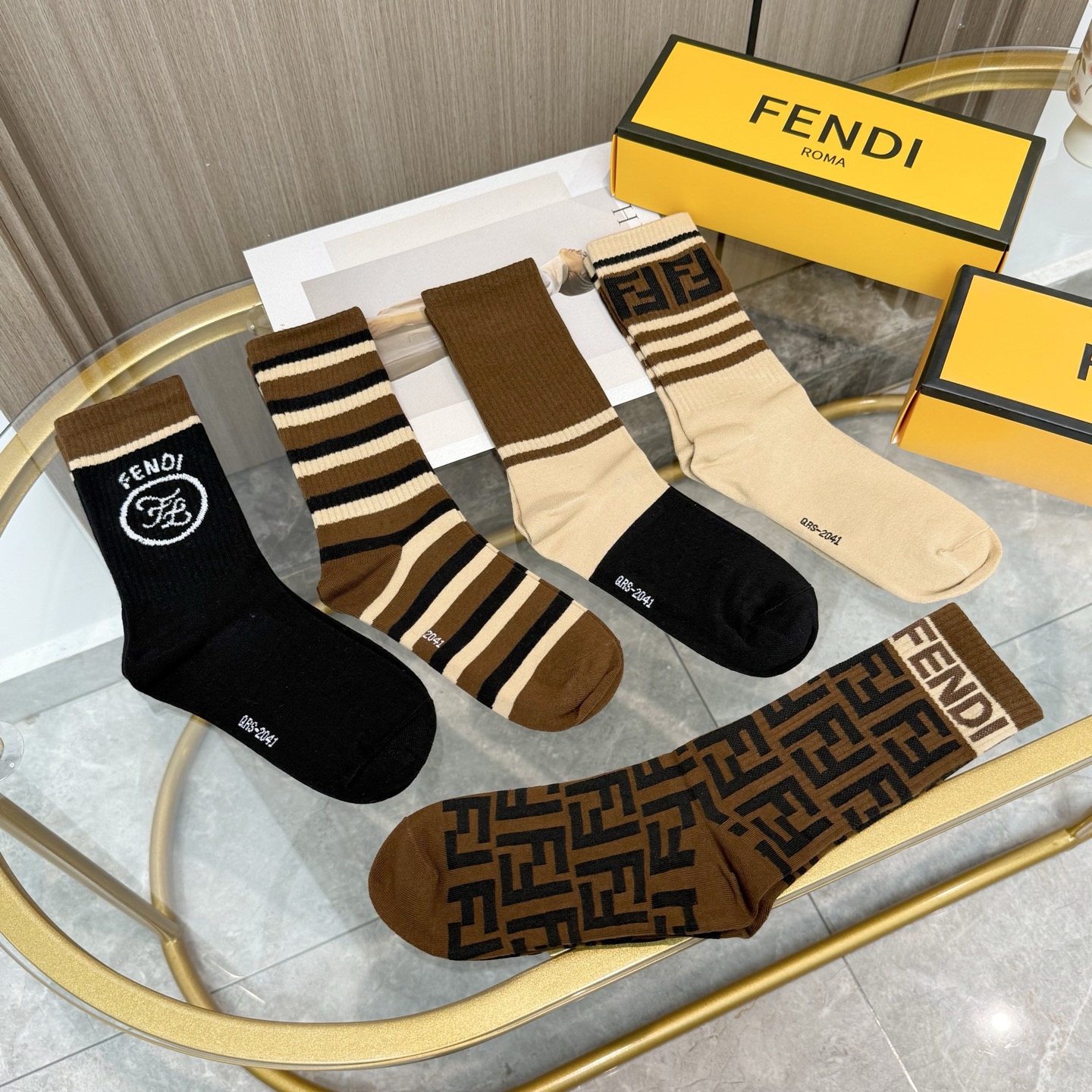配包装【一盒五双】FENDI · 芬迪❗️大F新品高筒袜子❗️超级经典的双F标志，纯棉材质制造，透气舒适