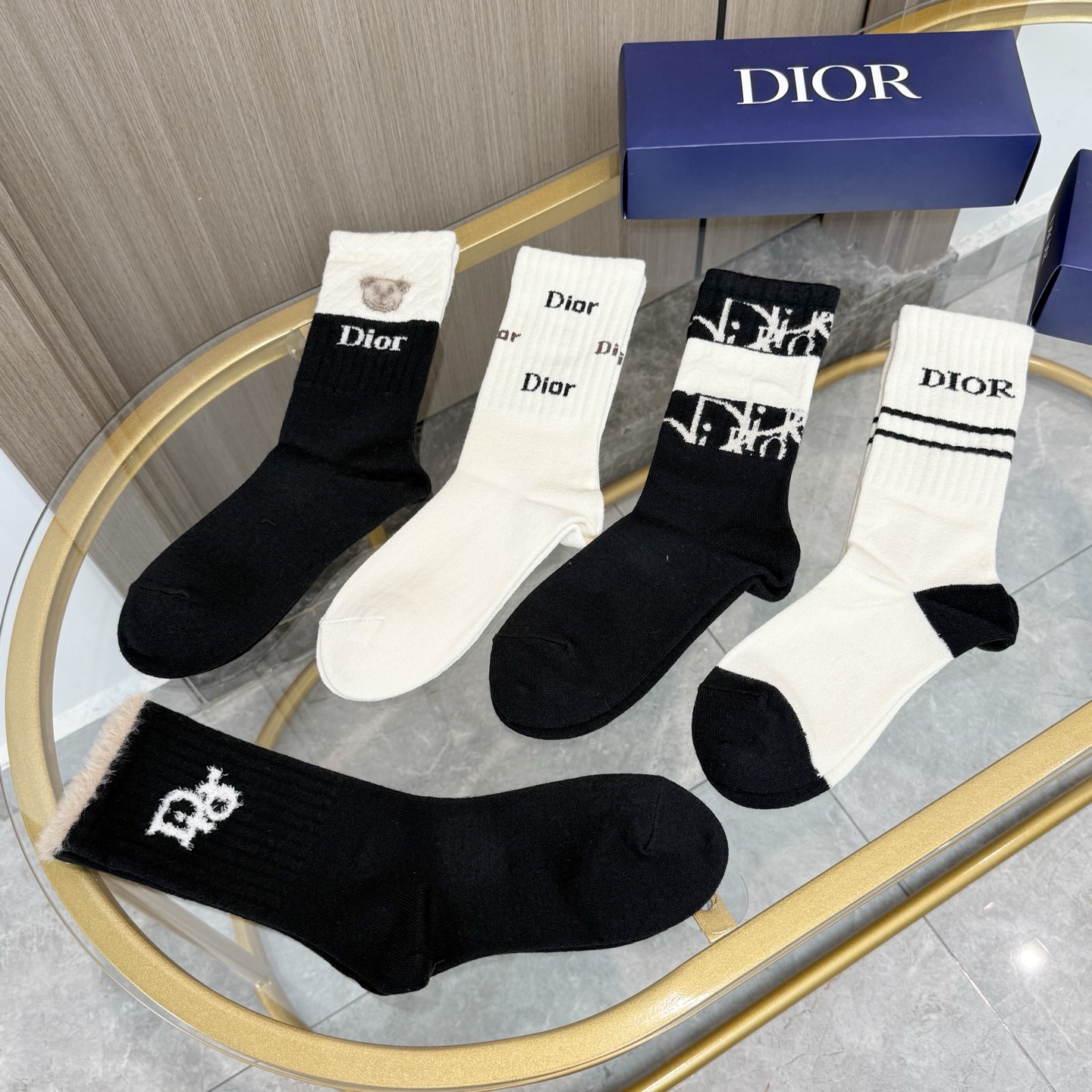 配包装【一盒五双】DIOR 迪奥高版本 ～好看到爆炸 Dior 袜子🔥羊绒袜，超软糯🔥🔥潮人必不能少的 
