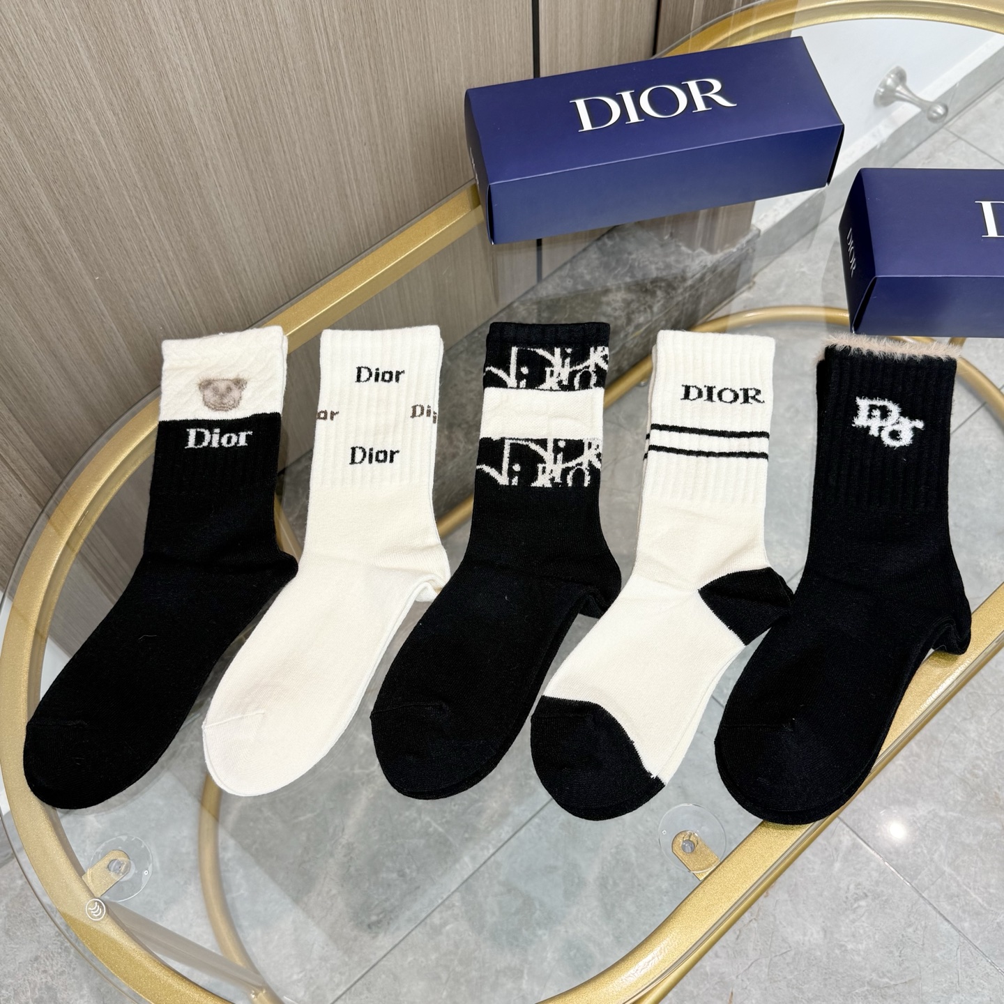 配包装【一盒五双】DIOR 迪奥高版本 ～好看到爆炸 Dior 袜子🔥羊绒袜，超软糯🔥🔥潮人必不能少的 
