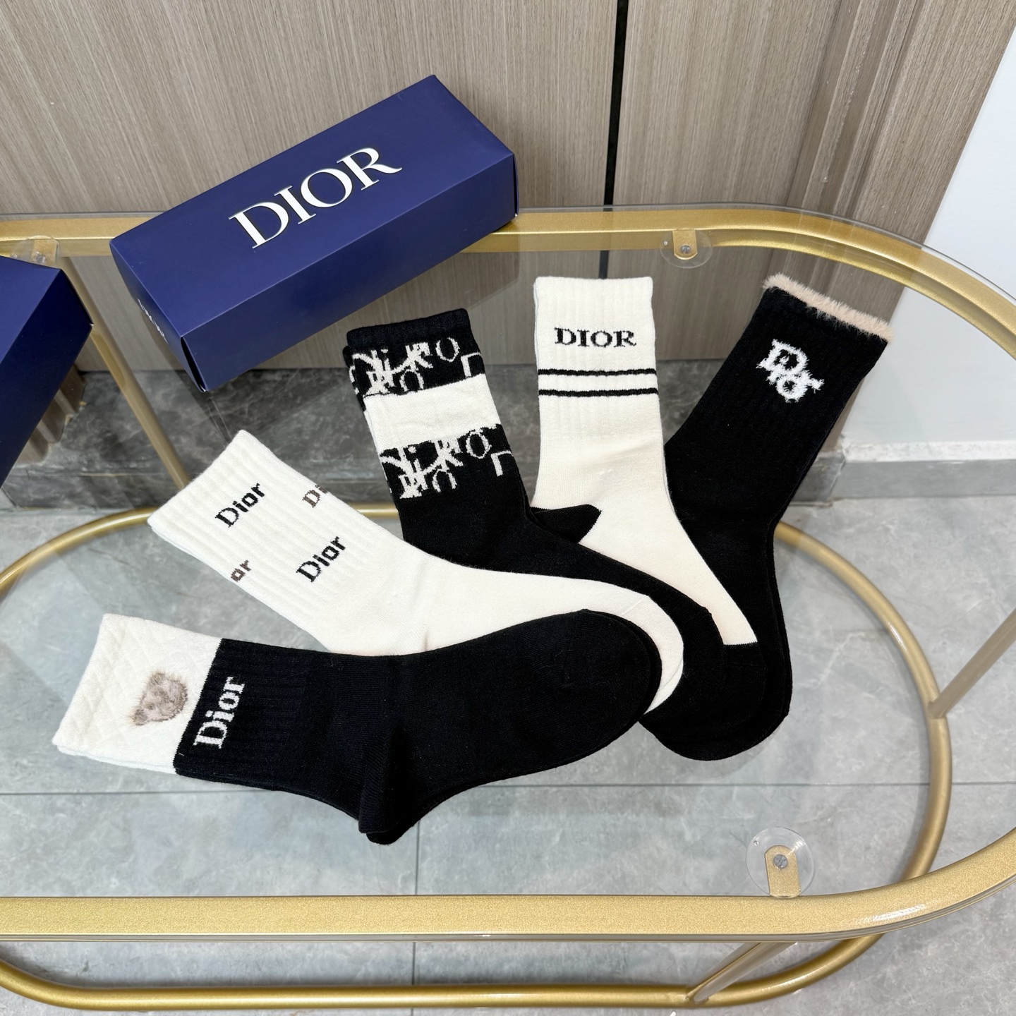 配包装【一盒五双】DIOR 迪奥高版本 ～好看到爆炸 Dior 袜子🔥羊绒袜，超软糯🔥🔥潮人必不能少的 