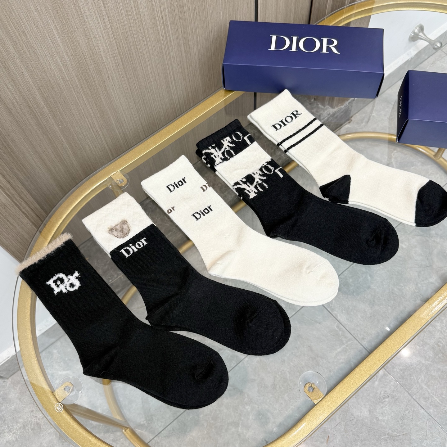 配包装【一盒五双】DIOR 迪奥高版本 ～好看到爆炸 Dior 袜子🔥羊绒袜，超软糯🔥🔥潮人必不能少的 