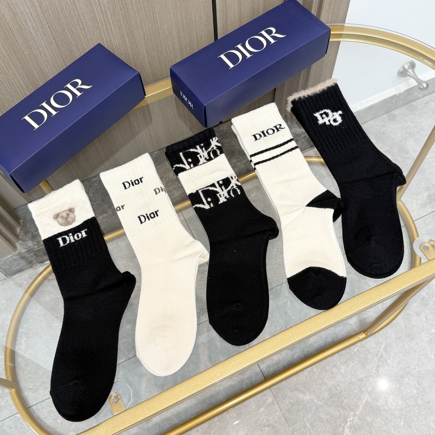 配包装【一盒五双】DIOR 迪奥高版本 ～好看到爆炸 Dior 袜子🔥羊绒袜，超软糯🔥🔥潮人必不能少的 