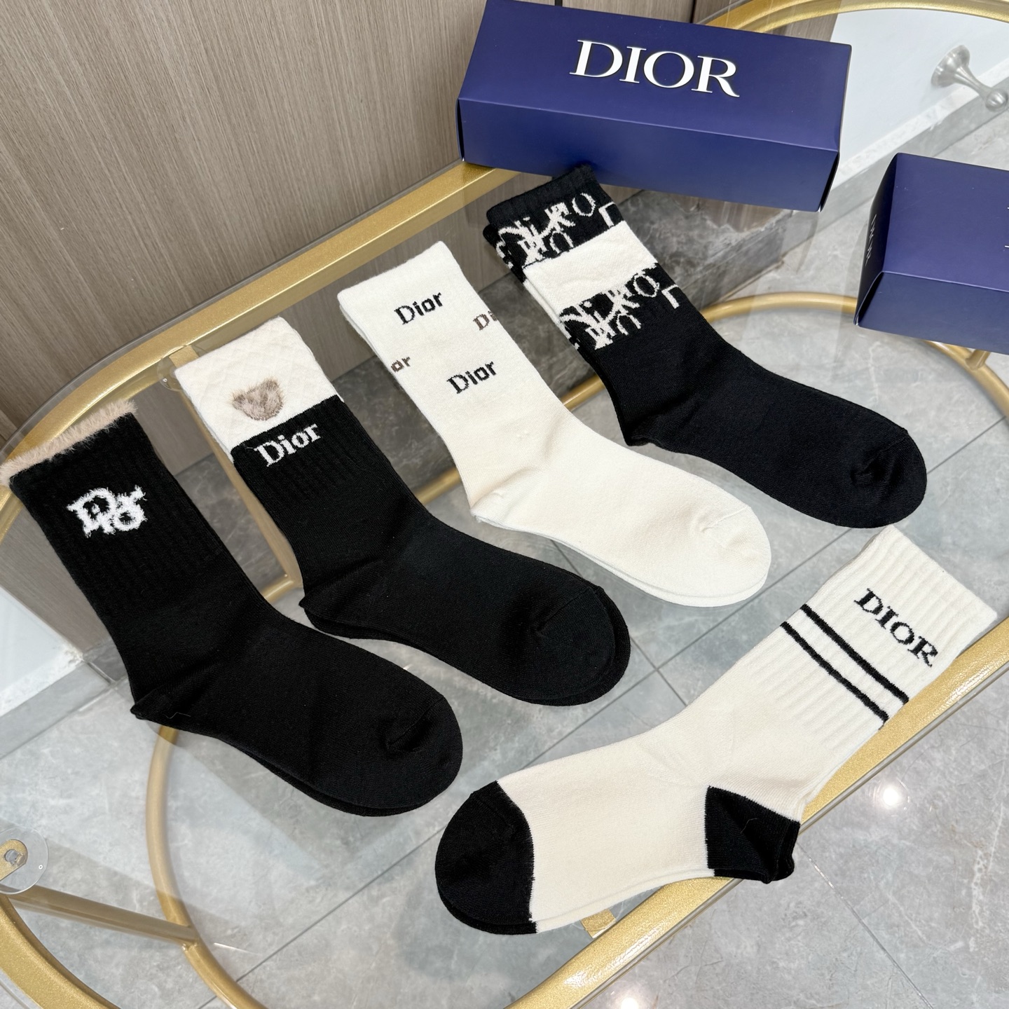 配包装【一盒五双】DIOR 迪奥高版本 ～好看到爆炸 Dior 袜子🔥羊绒袜，超软糯🔥🔥潮人必不能少的 