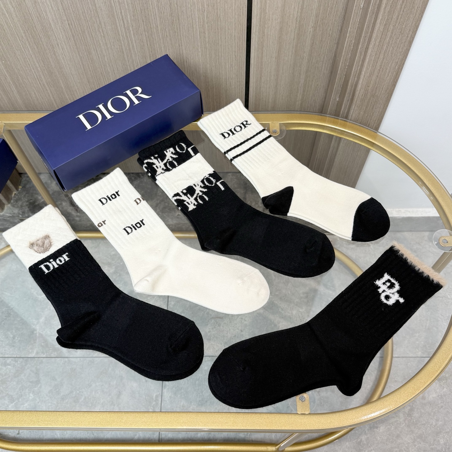 配包装【一盒五双】DIOR 迪奥高版本 ～好看到爆炸 Dior 袜子🔥羊绒袜，超软糯🔥🔥潮人必不能少的 