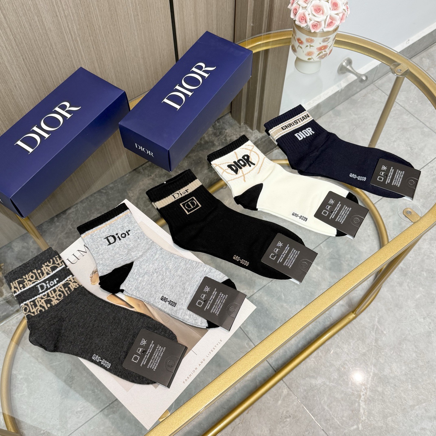 NO:542416,Packaging [one box and five pairs] European and American big brands Dior Dior is a must-have for men and women's fashion counter purchasing quality high-tube socks, which are super high-quality and fashionable, ah ah ah ah~~ Recommended and recommended~~ Must-in-class fashionable items!  !  !  socks, stockings, socks,dior,dior,socks19860909配包装【一盒五双】欧美大牌 Dior迪奥 好看到爆炸欧美大牌中筒袜男女款潮人必不能少的专柜代购品质高筒袜子 ,搭配起来超高逼格 时髦度爆表啊啊啊啊～～推荐推荐推荐～～必入时髦小单品！！！袜子丝袜,袜子,dior,dior,socks,accessory