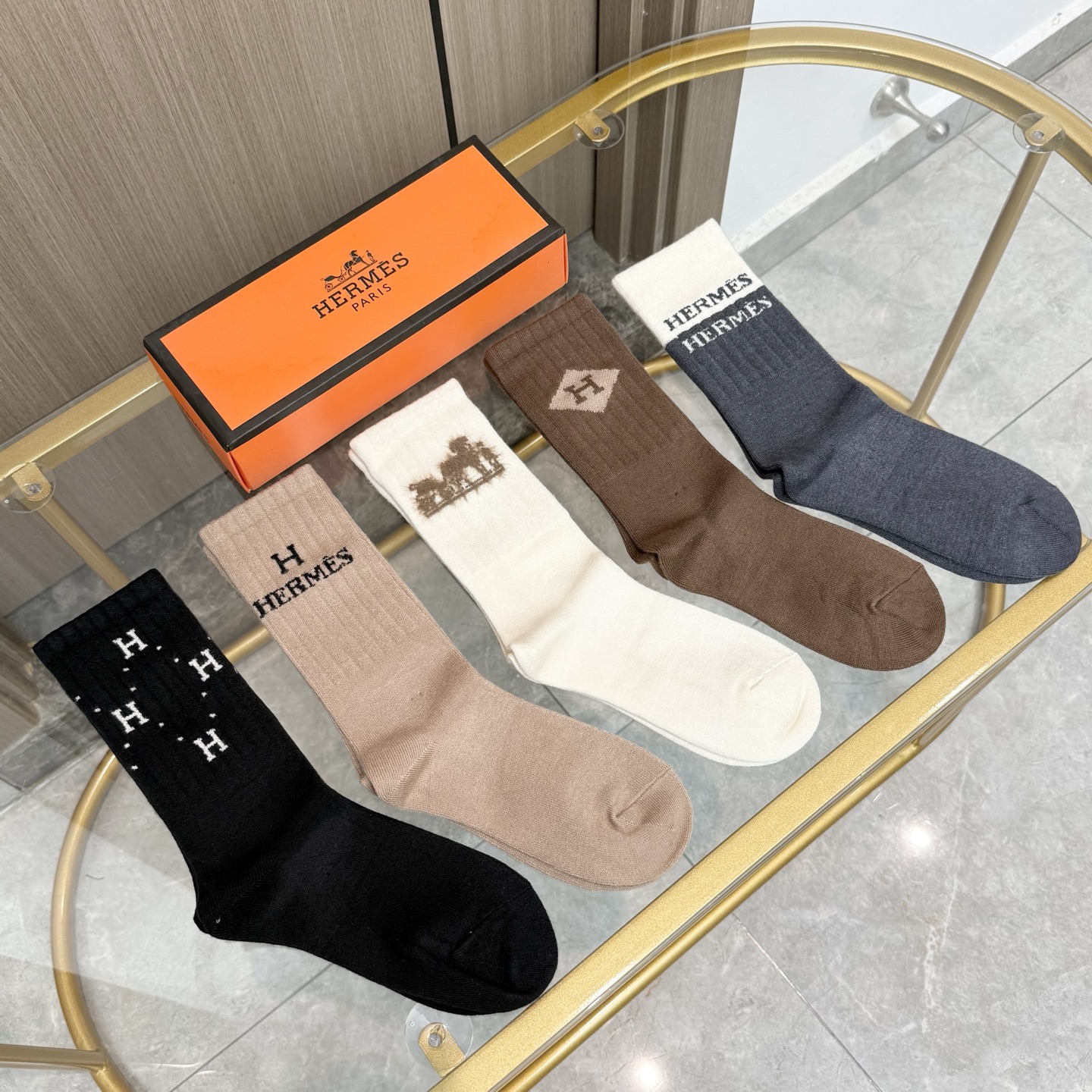 NO:542471,Packaging [one box and five pairs] HERMER · Hermes classic mid-tube cashmere socks cashmere fabric, the counter is launched simultaneously, the full name of the jacquard H brand letters, the jacquard H logo at the root, which is particularly eye-catching, pure cotton material, super soft and comfortable on the feet, super popular small items, big brands go out on the street, trendy people must have super easy to match socks and stockings, socks, hermes, hermes, socks19860909配包装【一盒五双】HERMER · 爱马仕经典中筒羊绒袜子羊绒面料,专柜同步上新,袜身提花H品牌字母全称,罗口处提花H标志,特别吸睛,纯棉材质,上脚超柔软舒适,超火爆小单品,大牌出街,潮人必备超好搭袜子丝袜,袜子,hermes,hermes,socks,accessory