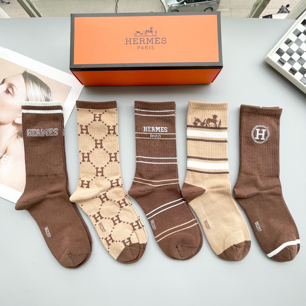 NO:542427,Packaging [One box and five pairs] HERMER · Hermes classic mid-tube socks pure cotton fabric, the counter is launched simultaneously, the full name of the jacquard H brand letters, the embroidered H logo at the root, especially eye-catching, pure cotton material, super soft and comfortable on the feet, super popular small items, big brands go out on the street, trendy people must have super easy to match socks and stockings, socks, hermes, hermes, socks19860909配包装【一盒五双】HERMER · 爱马仕经典中筒袜子纯棉面料,专柜同步上新,袜身提花H品牌字母全称,罗口处刺绣H标志,特别吸睛,纯棉材质,上脚超柔软舒适,超火爆小单品,大牌出街,潮人必备超好搭袜子丝袜,袜子,hermes,hermes,socks,accessory