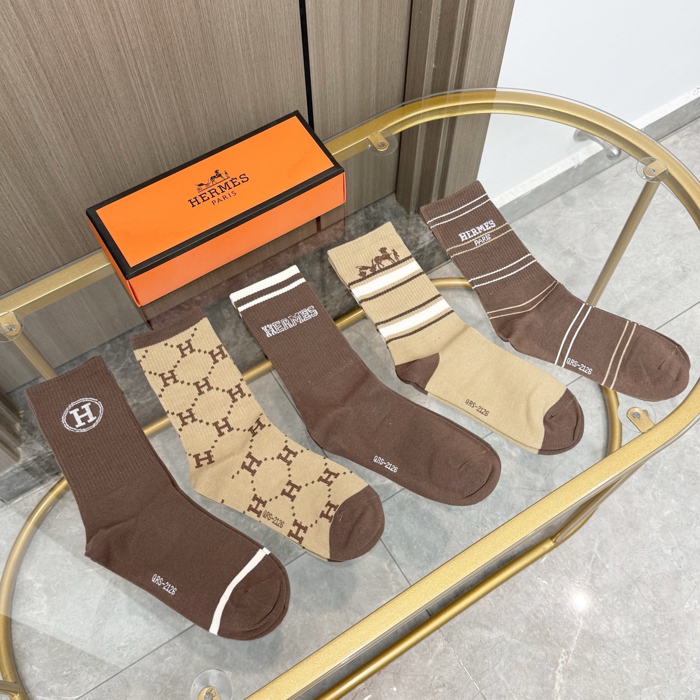 NO:554942,Comes with packaging [five pairs in a box] HERMER · Hermès classic mid-calf socks made of pure cotton, new products are available at the counter at the same time, the full name of the brand H is jacquard on the sock body, and the H logo is embroidered at the ruff, which is particularly eye-catching, pure cotton material, super soft and comfortable on the feet, super popular small items, big brands out on the street, fashionable people must have super good-matching socks, stockings, socks, hermes, hermes, socks19860909配包装【一盒五双】HERMER · 爱马仕经典中筒袜子纯棉面料,专柜同步上新,袜身提花H品牌字母全称,罗口处刺绣H标志,特别吸睛,纯棉材质,上脚超柔软舒适,超火爆小单品,大牌出街,潮人必备超好搭袜子,丝袜,袜子,hermes,hermes,socks,accessory