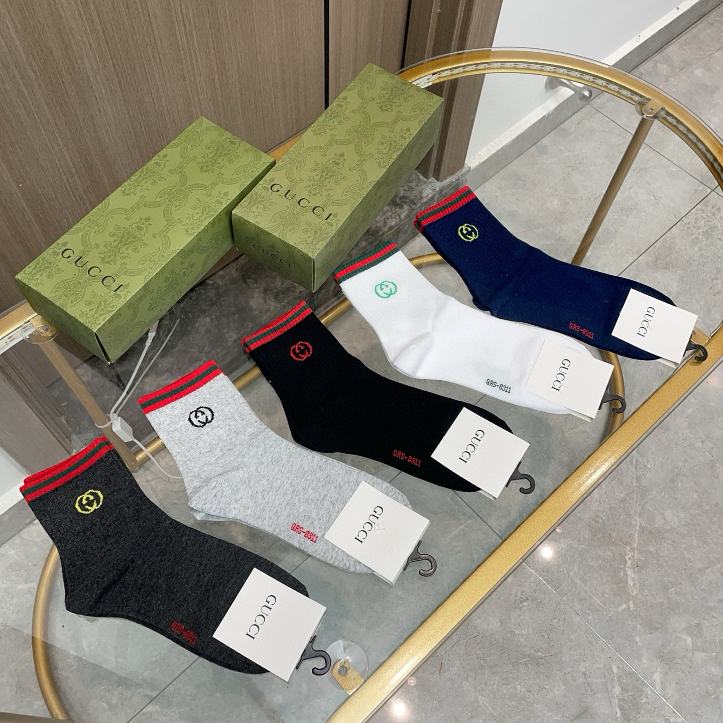 NO:584300,Comes with packaging [five pairs in a box] Gucci Gucci. It is a must-have counter-purchase quality mid-calf socks for fashionistas from big-name European and American brands. They are super stylish when paired with them. They are so fashionable~~ Recommended, recommended, recommended~~ A must-have fashionable item!  !  !  socks, stockings, socks, gucci, socks19860909配包装【一盒五双】Gucci 古奇 好看到爆炸欧美大牌中筒袜潮人必不能少的专柜代购品质 中筒袜子 ,搭配起来超高逼格 时髦度爆表啊啊啊啊～～推荐推荐推荐～～必入时髦小单品！！！袜子,丝袜,袜子,gucci,socks,accessory