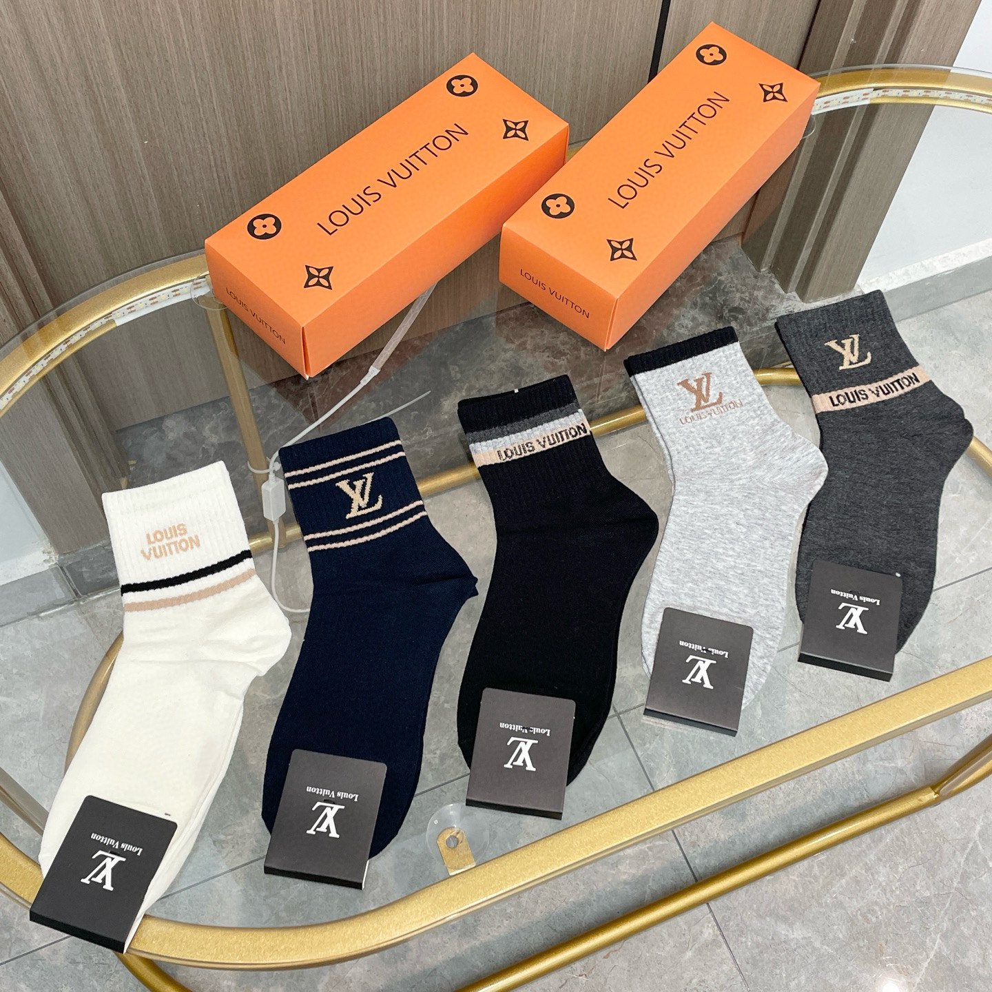 NO:584325,Comes with packaging [five pairs in a box] LV Louis Vuitton's popular mid-calf socks, high version ~ good to see. European and American big-name mid-calf socks are indispensable for fashionistas. They are counter-purchased quality socks. They are super stylish when paired together. They are so fashionable~~ Recommended, recommended, recommended~~ A must-have fashionable item!  !  socks, stockings, socks, louis vuitton, louis vuitton, socks19860909配包装【一盒五双】LV 路易威登 爆款 中筒袜高版本 ～好看到爆炸 欧美大牌中筒袜潮人必不能少的专柜代购品质 袜子 ,搭配起来超高逼格 时髦度爆表啊啊啊啊～～推荐推荐推荐～～必入时髦小单品！！袜子,丝袜,袜子,louis vuitton,louis vuitton,socks,accessory