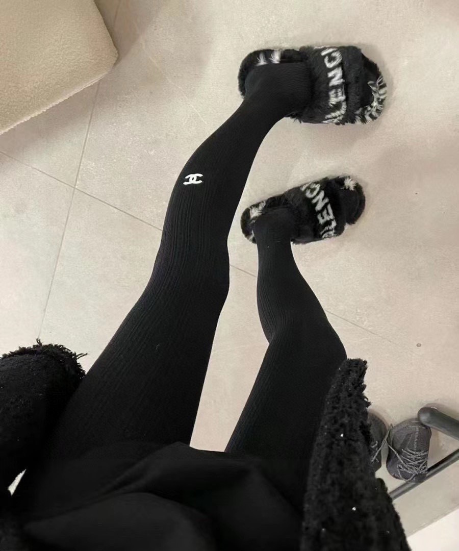 NO:584324,Comes with packaging [one in a box] CHANEL Chanel's small scented twist compression pants are now on the market. They use new exclusive custom-made imported fabrics and a new version. There are no extravagant colors and embellishments, only high-end and versatile!  A good pair of leggings can change your visual sense of slimming down... These are micro-compression socks, good quality, with ergonomic pressure design added to the front and rear abdomen and buttocks. Don't say they are too tight, these are compression slimming socks. One size fits all (80-110) socks, stockings, socks, chanel, chanel, socks19860909配包装【一盒一条】CHANEL 香奈儿小香麻花压力裤火爆上市采用全新独家定制进口面料,全新版型 没有天花乱坠的色彩和点缀 就只有高级感和百搭 ！ 一条好的打底裤可以改变让你有瘦身的即视感…… 这款是微压袜 好质量 前后腹部臀部都加了符合人工学的压力设计. 这款不要说太紧啊啥的就是压力瘦腿袜哦 尺寸均码（ 80-110）袜子,丝袜,袜子,chanel,chanel,socks,accessory