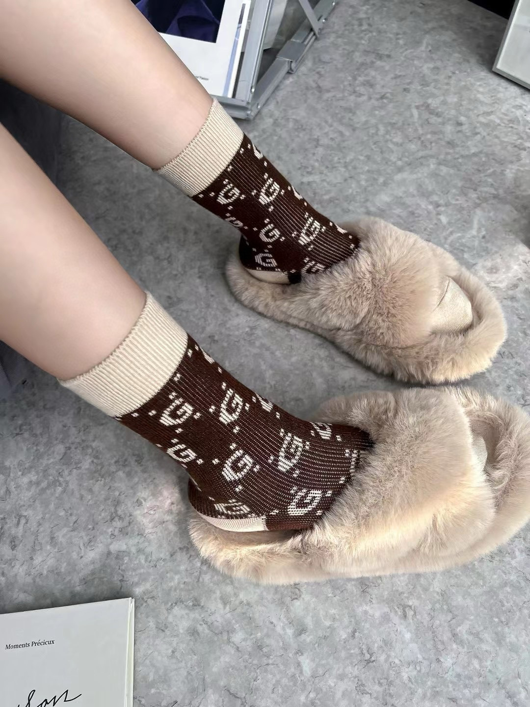 NO:584354,Comes with packaging [four pairs in a box] Gucci Gucci high version ~ Look great. Gucci cashmere socks, super soft and waxy, must-have Gucci counter-purchased quality mid-calf socks for trendy people. They match with super high style and are extremely fashionable~~ Recommended, recommended, recommended~~ A must-have fashionable item!  !  !  socks, stockings, socks, gucci, socks19860909配包装【一盒四双】Gucci古奇高版本 ～好看到爆炸gucci 袜子羊绒袜,超软糯潮人必不能少的gucci专柜代购品质 中筒袜子 ,搭配起来超高逼格 时髦度爆表啊啊啊啊～～推荐推荐推荐～～必入时髦小单品！！！袜子,丝袜,袜子,gucci,socks,accessory