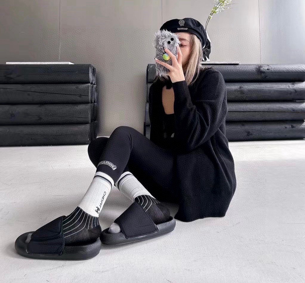 NO:584356,Comes with packaging [four pairs in a box] CHANEL Chanel's popular high-end mid-calf socks ~ Very good to see. European and American big-name mid-calf socks are indispensable for fashionistas. They are counter-purchased quality socks. They are super stylish when paired with them. They are so fashionable~~ Recommended, recommended, recommended~~ A must-have fashionable item!  !  socks, stockings, socks, chanel, chanel, socks19860909配包装【一盒四双】CHANEL香奈儿 爆款中筒袜高版本 ～好看到爆炸 欧美大牌中筒袜潮人必不能少的专柜代购品质 袜子 ,搭配起来超高逼格 时髦度爆表啊啊啊啊～～推荐推荐推荐～～必入时髦小单品！！袜子,丝袜,袜子,chanel,chanel,socks,accessory