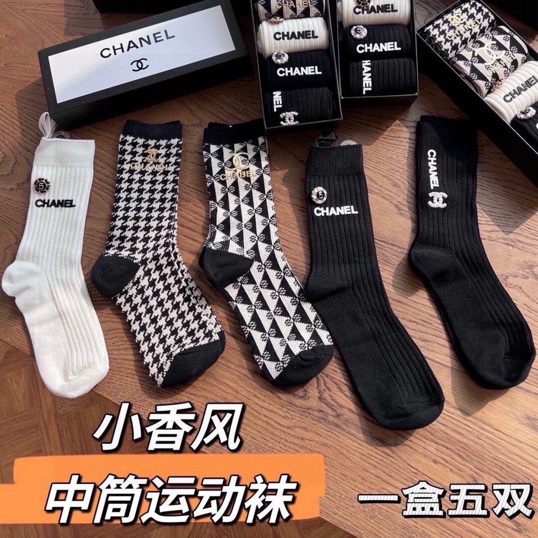 NO:584364,Comes with packaging [five pairs in a box] CHANEL Chanel small fragrant mid-calf socks that are popular all over the Internet. The timeless classic feel of the small fragrant style is soft on the feet, comfortable and breathable, so that the feet are not stuffy. This set of small fragrant mid-calf socks is suitable for various occasions as gifts for personal use. It is polite and face-to-face. This is a versatile tool for girls. The Hermès in the socks is very high-end and I love it. I highly recommend it for everyone. Must-have socks, stockings, socks, chanel, chanel, hermes, socks.19860909配包装【一盒五双】CHANEL香奈儿 火爆全网小香中筒袜 小香风中古风永恒的经典手感柔软上脚舒适透气好不闷脚随意搭配 这套小香中筒袜适合各种场合送礼自用有礼有面这才是女孩的百搭神器 袜子中的爱马仕高极感拉满爱了爱了强烈推荐人手必备袜子,丝袜,袜子,chanel,chanel,hermes,socks,accessory