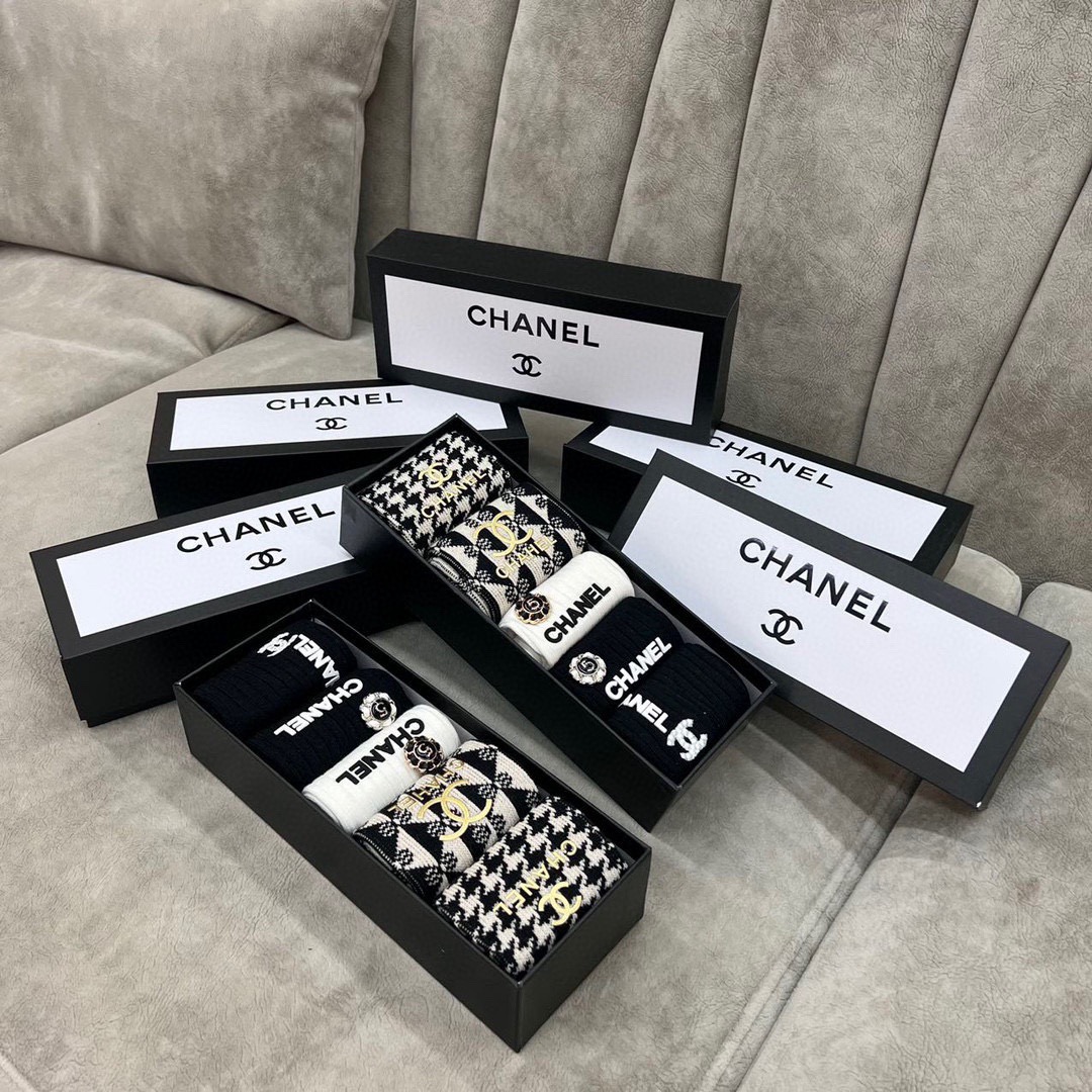 NO:584366,Comes with packaging [five pairs in a box] CHANEL Chanel mid-calf socks [Product size] 35-40 [Product material] Cotton 85 polyester fiber 13 spandex 2 The gold label adopts imported high-wave technology The white and black small fragrance letters use silicone three-dimensional technology [Product selling point] Chanel's middle-aged and timeless classic feel is soft and comfortable, breathable and not stuffy on the feet. This set of small fragrance mid-calf socks is suitable for various occasions as gifts for personal use. It is polite and face-friendly. This is a versatile artifact for girls.  Hermès in socks is so high-end that I love it so much. I highly recommend it to everyone. Must-have socks, stockings, socks, chanel, chanel, hermes, socks.19860909配包装【一盒五双】  CHANEL香奈儿中筒袜【产品尺码】35-40【产品材质】棉85聚酯纤维13氨纶2金色标采用进口高波工艺 白色黑色小香字母采用硅胶立体工艺【产品卖点】香奈儿中古风永恒的经典手感柔软上脚舒适透气好不闷脚随意搭配 这套小香中筒袜适合各种场合送礼自用有礼有面这才是女孩的百搭神器 袜子中的爱马仕高极感拉满爱了爱了强烈推荐人手必备袜子,丝袜,袜子,chanel,chanel,hermes,socks,accessory