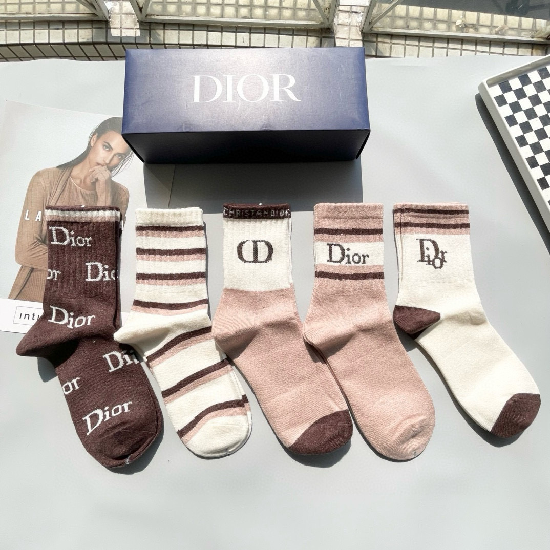 NO:584368,[Five pairs in a box] DIOR Dior high version~Good-looking cashmere socks, super soft and waxy, a must-have for fashionistas, DIOR counter-purchased quality mid-calf socks, super stylish when paired together, super fashionable~~Recommended, recommended, recommended~~A must-have fashionable item!  !  !  socks, stockings, socks, dior, dior, socks19860909【一盒五双】DIOR迪奥高版本 ～好看到爆袜子羊绒袜,超软糯潮人必不能少的DIOR专柜代购品质 中筒袜子 ,搭配起来超高逼格 时髦度爆表啊啊啊啊～～推荐推荐推荐～～必入时髦小单品！！！袜子,丝袜,袜子,dior,dior,socks,accessory