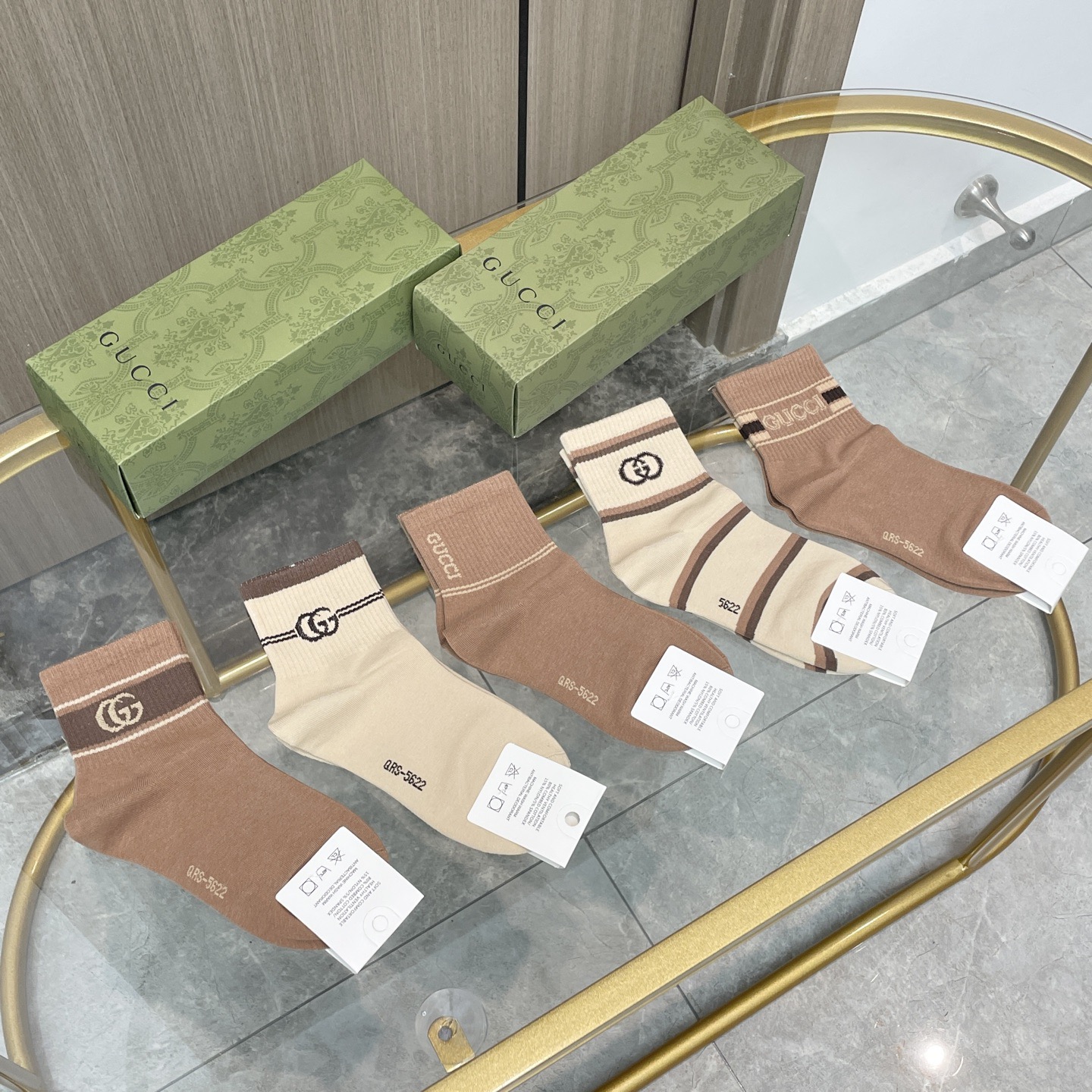 NO:584416,Comes with packaging [five pairs in a box] Gucci Gucci. It is a must-have counter-purchase quality mid-calf socks for fashionistas from big-name European and American brands. They are super stylish when paired with them. They are so fashionable~~ Recommended, recommended, recommended~~ A must-have fashionable item!  !  !  socks, stockings, socks, gucci, socks19860909配包装【一盒五双】Gucci 古奇 好看到爆炸欧美大牌中筒袜潮人必不能少的专柜代购品质 中筒袜子 ,搭配起来超高逼格 时髦度爆表啊啊啊啊～～推荐推荐推荐～～必入时髦小单品！！！袜子,丝袜,袜子,gucci,socks,accessory