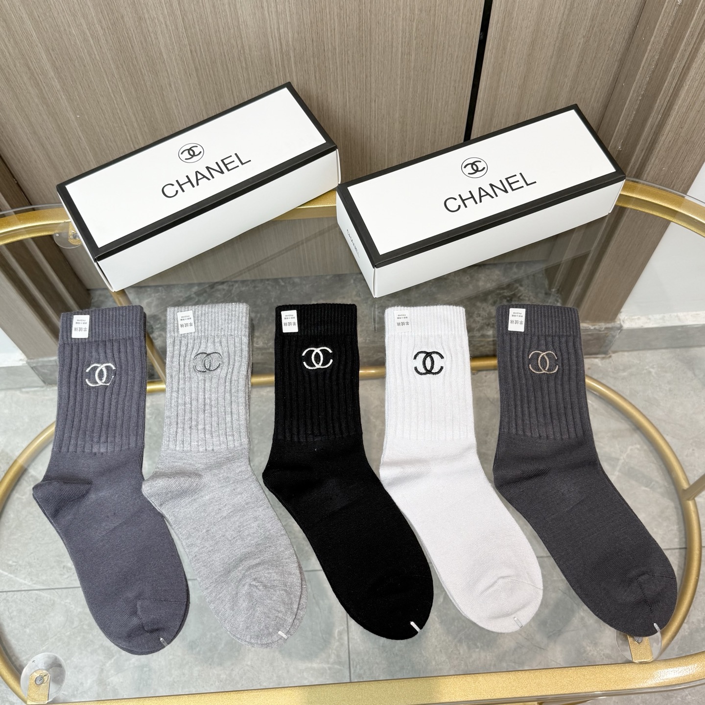 NO:584403,Comes with packaging [five pairs in a box] Chanel's hot-selling embroidered cashmere high socks, a high version ~ It's so good to see. Europe and the United States' big-name embroidered cashmere high socks are indispensable for fashionistas. They are high-quality socks that can be purchased at counters. They are super stylish when paired together. They are so fashionable~~ Recommended, recommended, recommended~~ A must-have fashionable item!  !  socks, stockings, socks, chanel, chanel, socks19860909配包装【一盒五双】Chanel 香奈儿 爆款刺绣羊绒高筒袜高版本 ～好看到爆炸 欧美大牌刺绣羊绒高筒袜潮人必不能少的专柜代购品质 袜子 ,搭配起来超高逼格 时髦度爆表啊啊啊啊～～推荐推荐推荐～～必入时髦小单品！！袜子,丝袜,袜子,chanel,chanel,socks,accessory